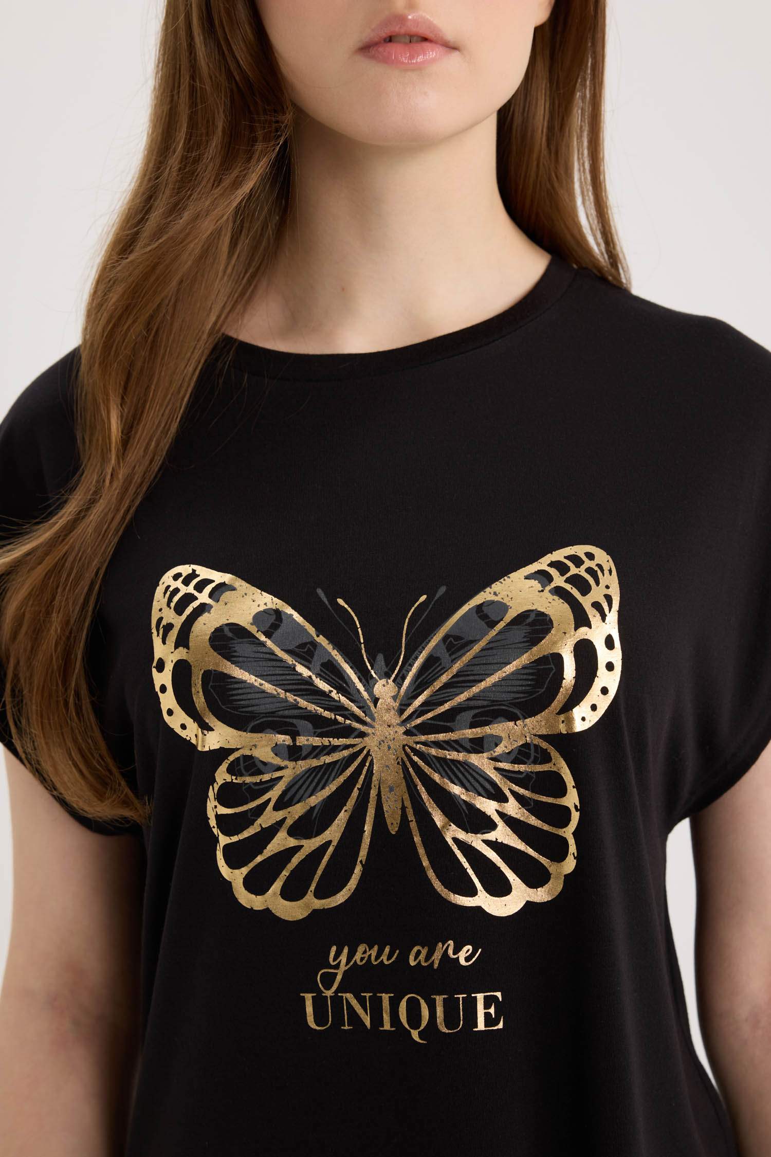 تيشيرت نص كم بياقة مستديرة