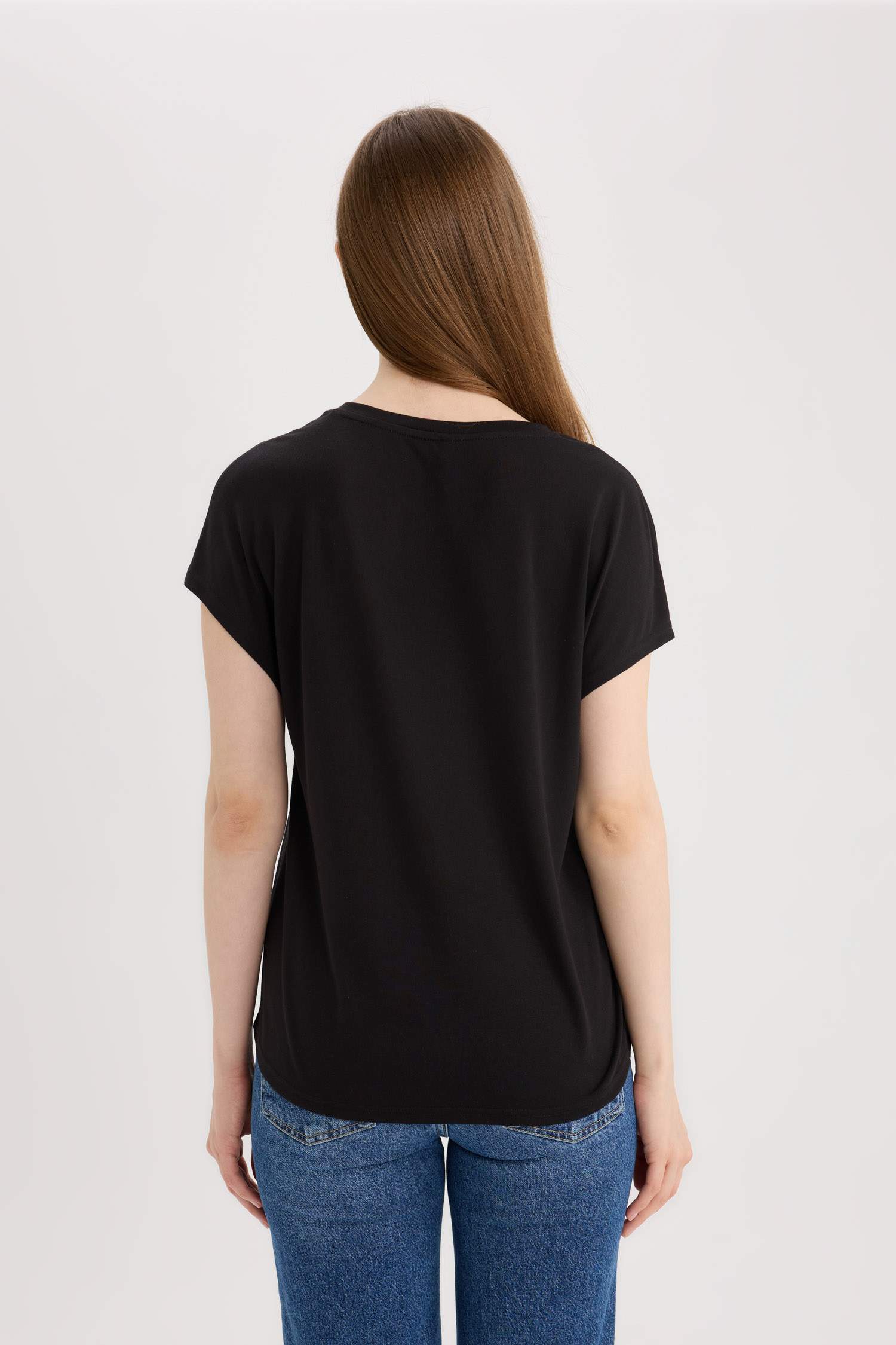 تيشيرت نص كم بياقة مستديرة