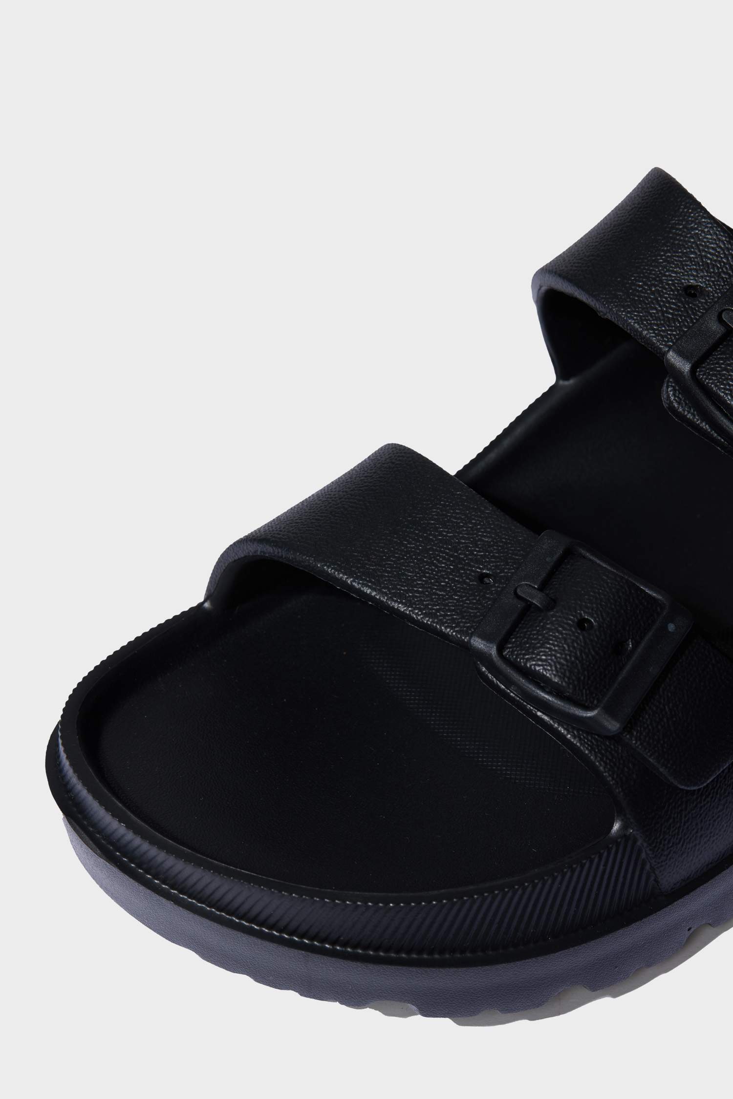 شبشب حريمي إيفا أسود بكعب مسطح بشريط مزدوج