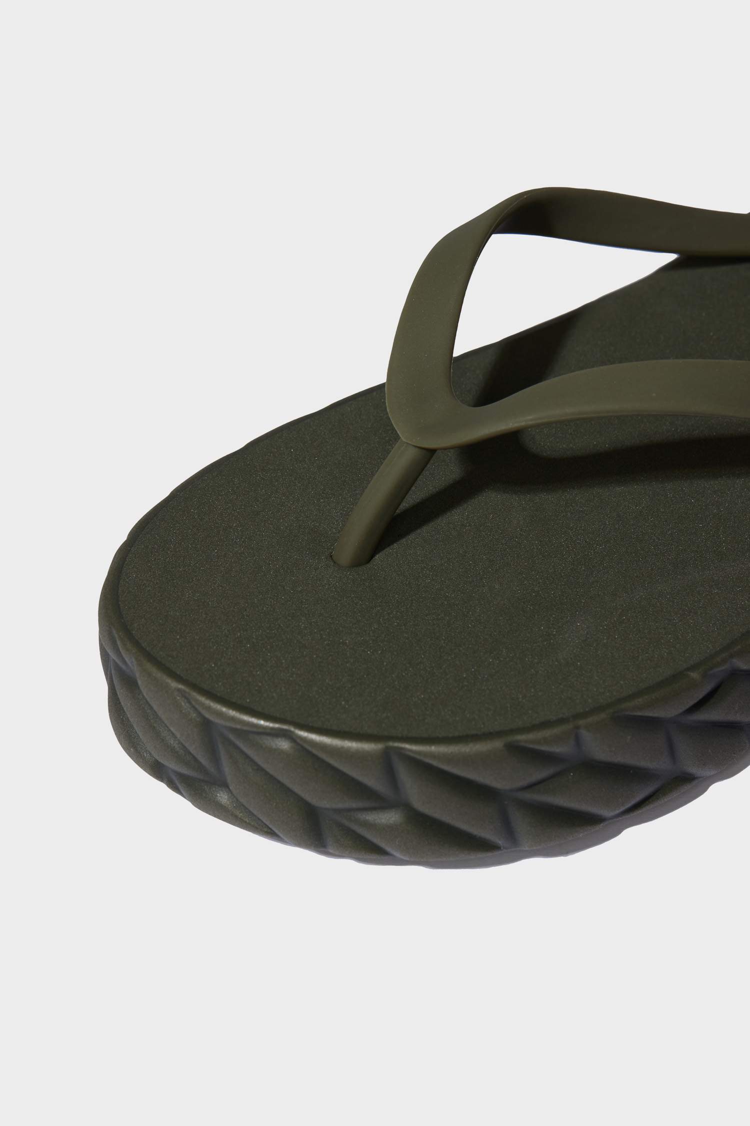 شبشب حريمي فليب فلوب إيفا كاكي بكعب مسطح