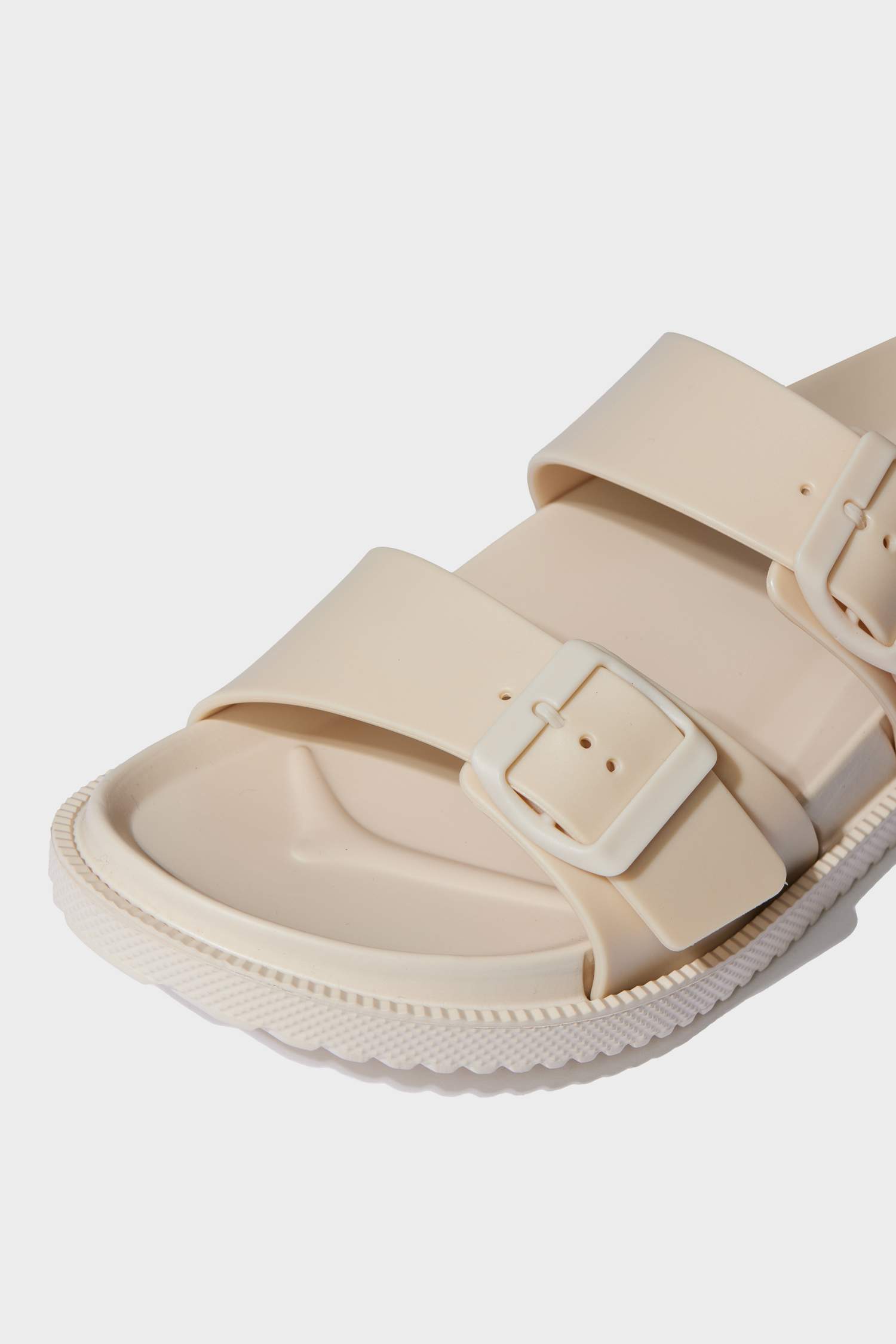 شبشب نسائي جلد صناعي بكعب مسطح