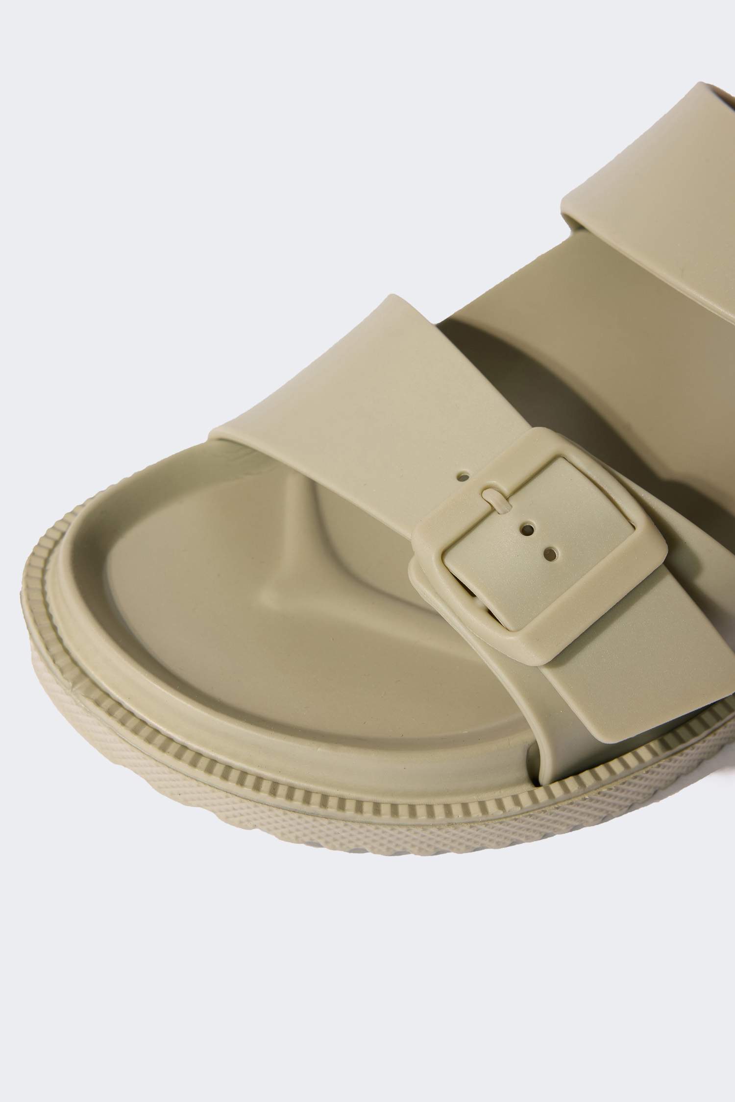 شبشب نسائي جلد صناعي بكعب مسطح