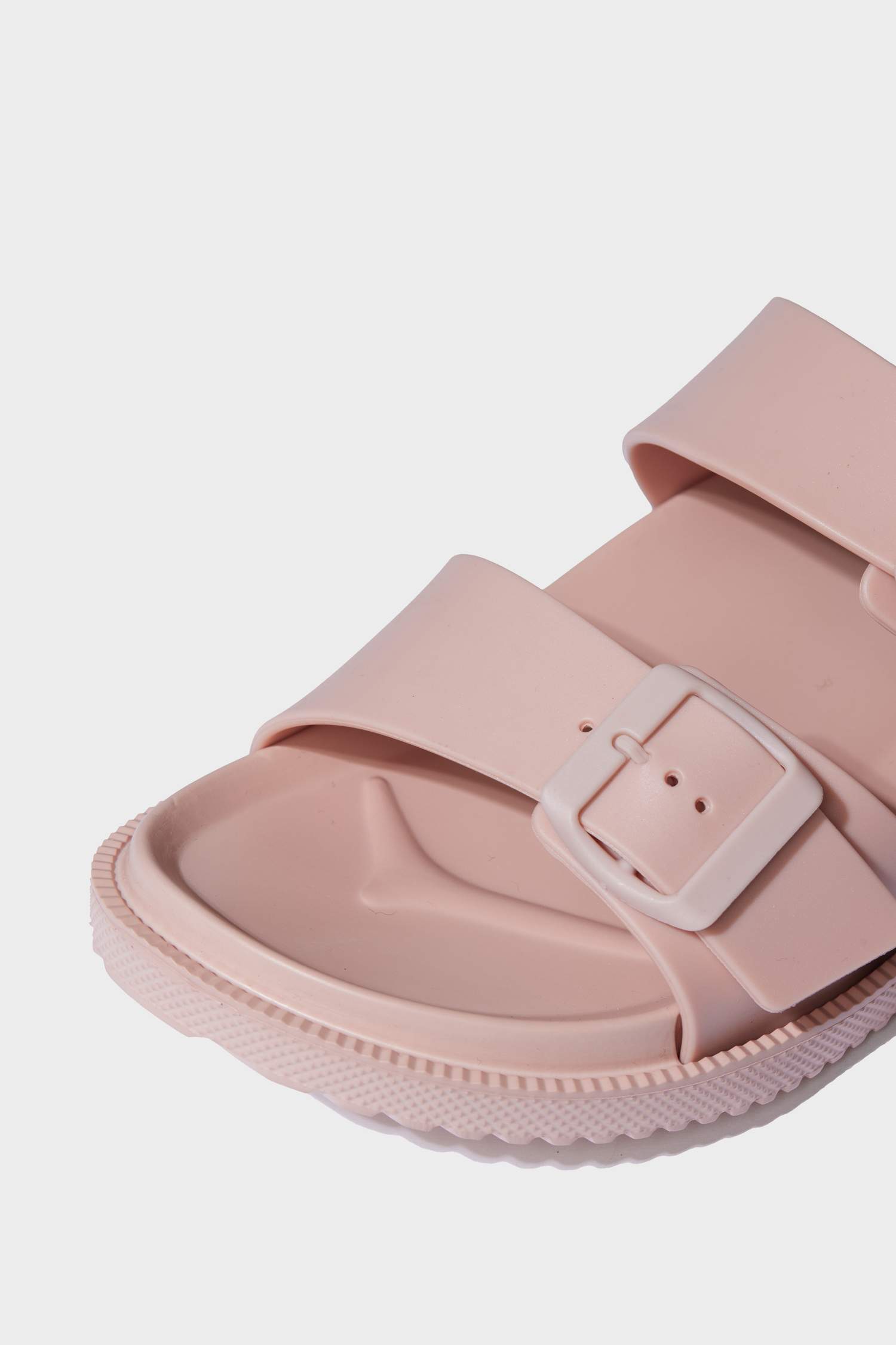 شبشب نسائي جلد صناعي بكعب مسطح