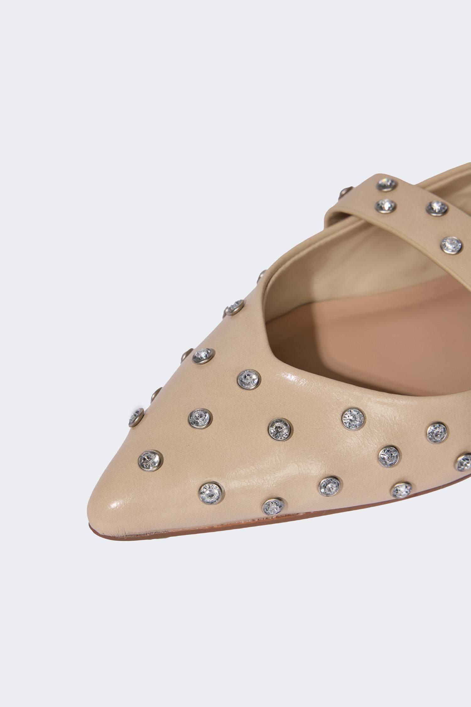 حذاء فلات بكعب مسطح