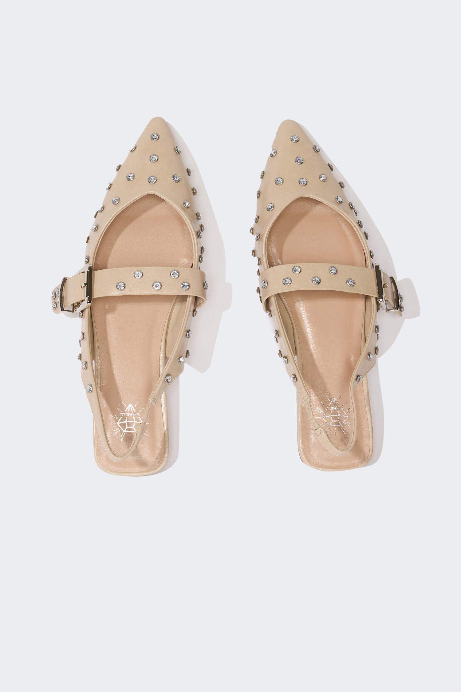 حذاء فلات بكعب مسطح