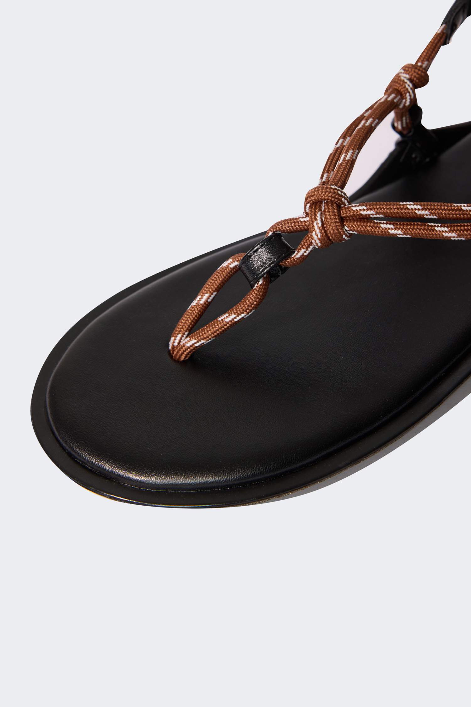 صندل بكعب مسطح