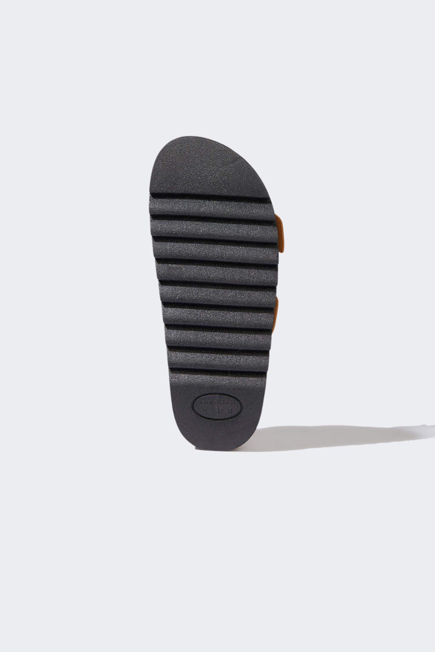 شبشب حريمي جلد صناعي بكعب مسطح