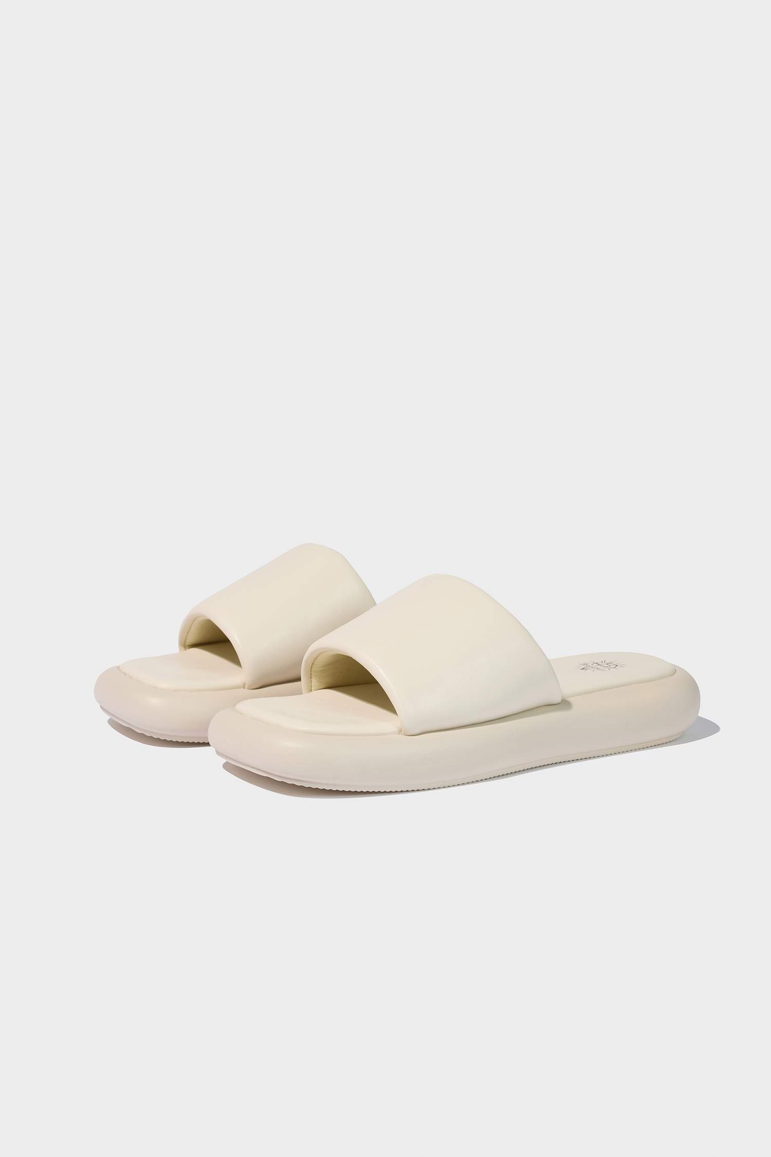 شبشب جلد صناعي بكعب مسطح