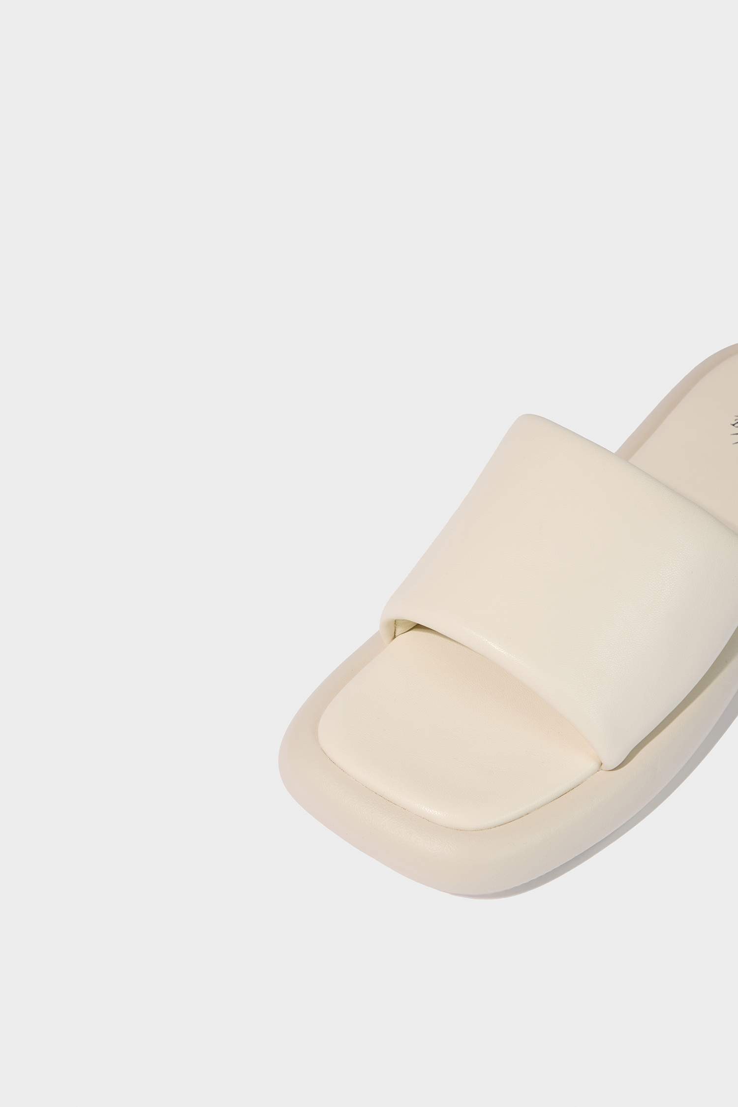 شبشب جلد صناعي بكعب مسطح