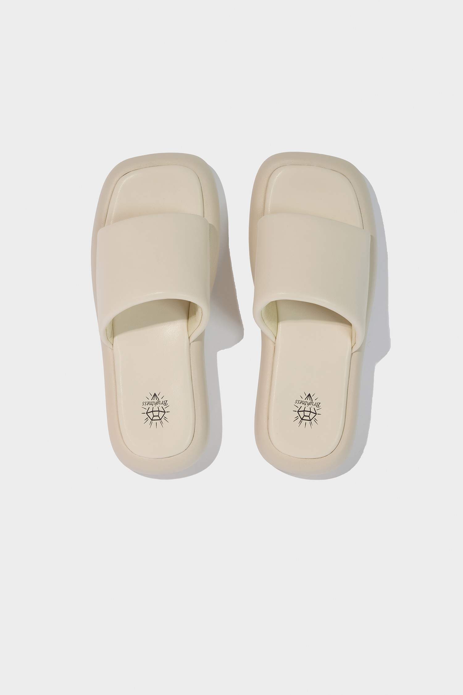 شبشب جلد صناعي بكعب مسطح