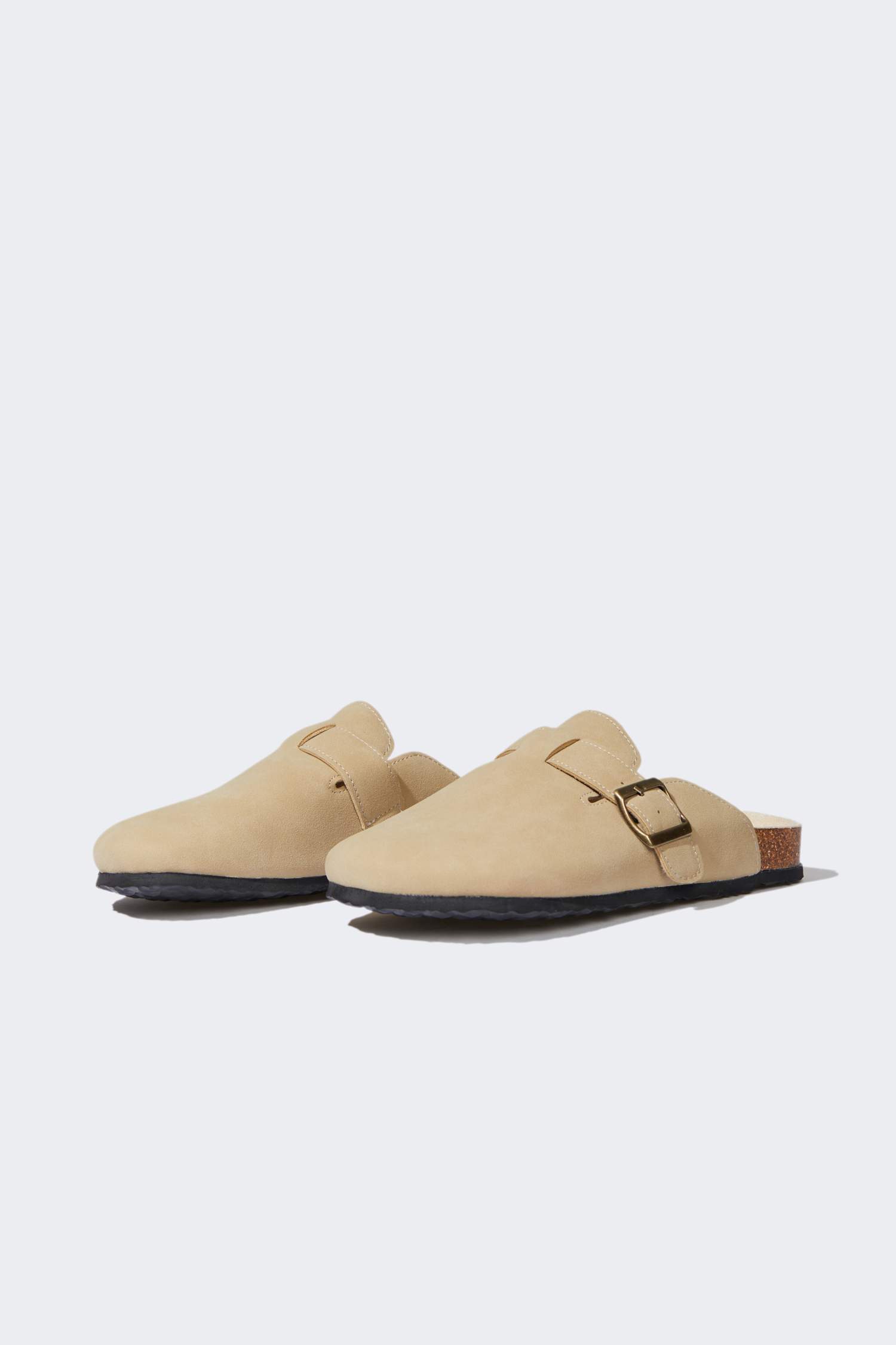 شبشب نسائي جلد صناعي بكعب مسطح بني