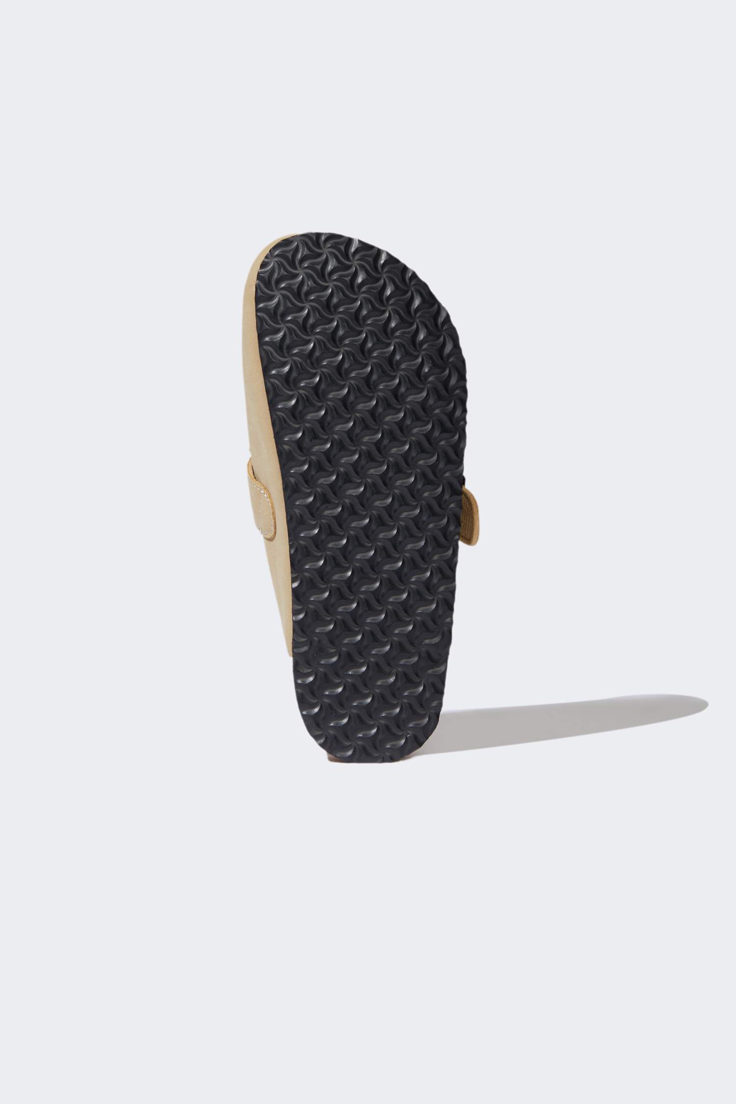 شبشب نسائي جلد صناعي بكعب مسطح بني