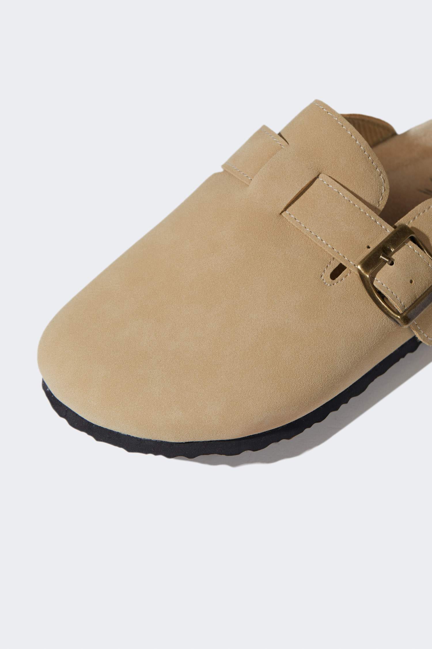 شبشب نسائي جلد صناعي بكعب مسطح بني