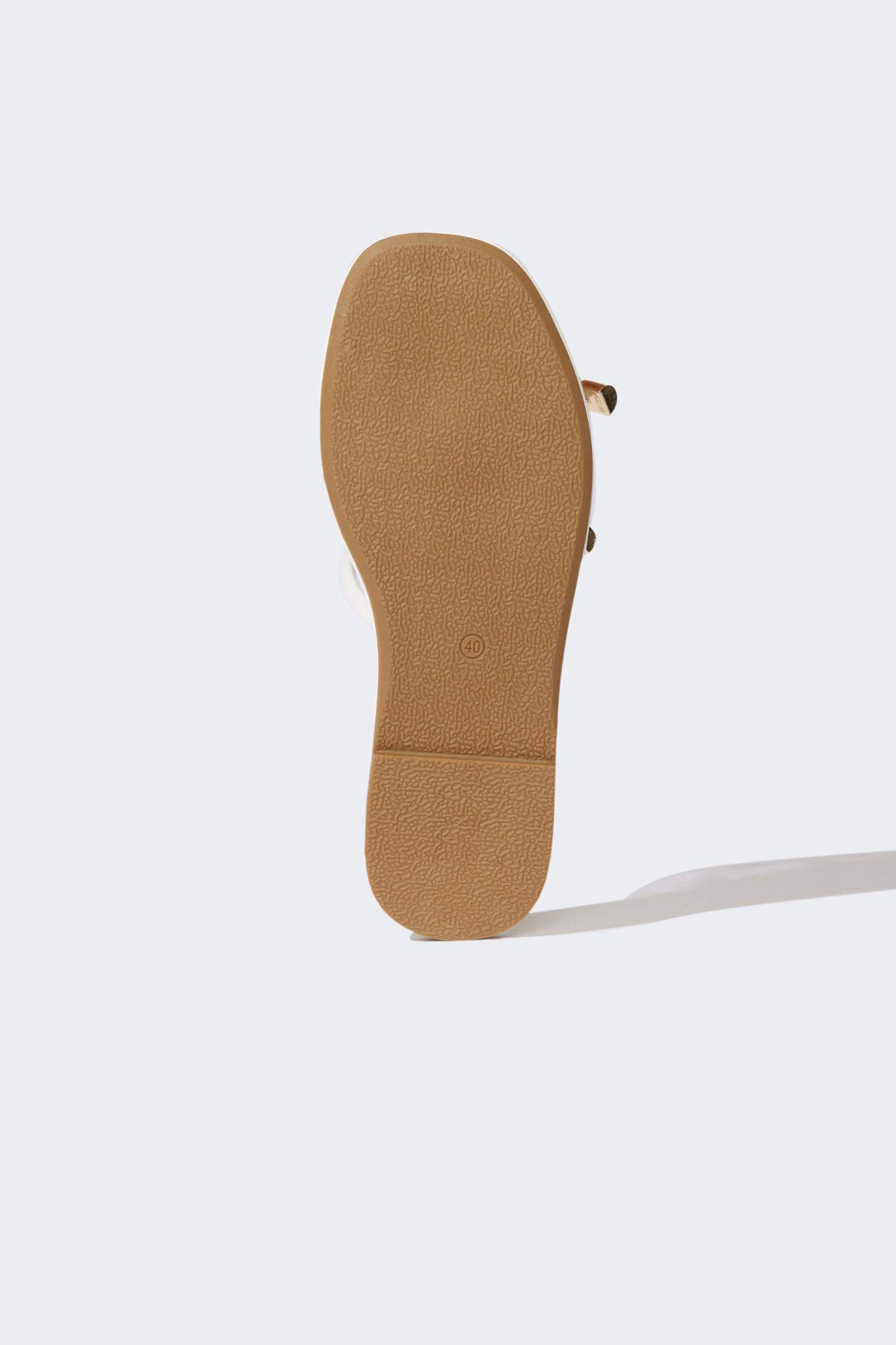 شبشب حريمي جلد صناعي بكعب مسطح اوف وايت