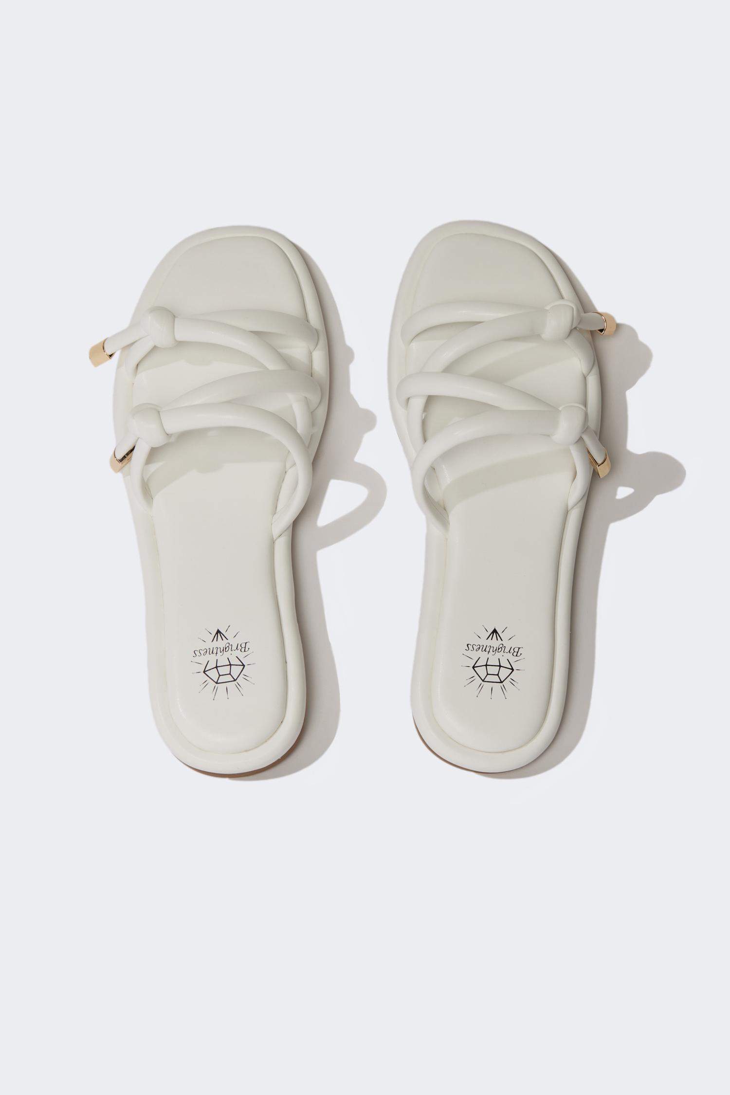 شبشب حريمي جلد صناعي بكعب مسطح اوف وايت