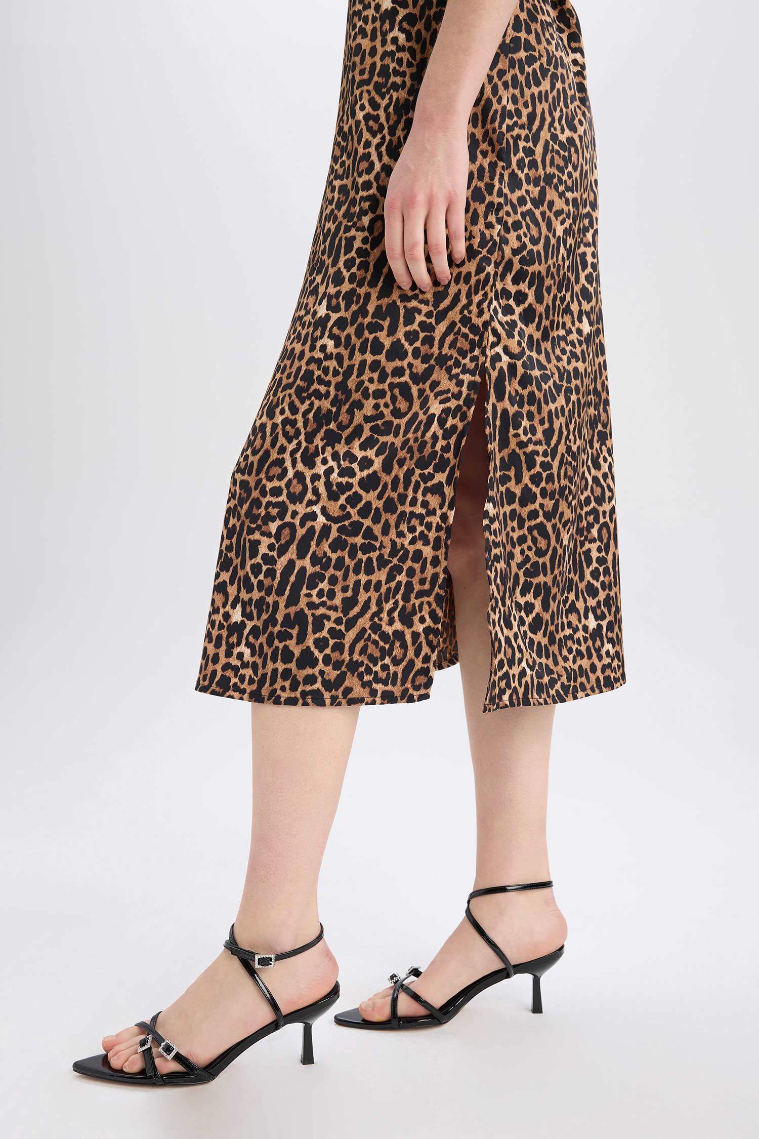 Платье-миди без рукавов из атласа с анималистическим принтом