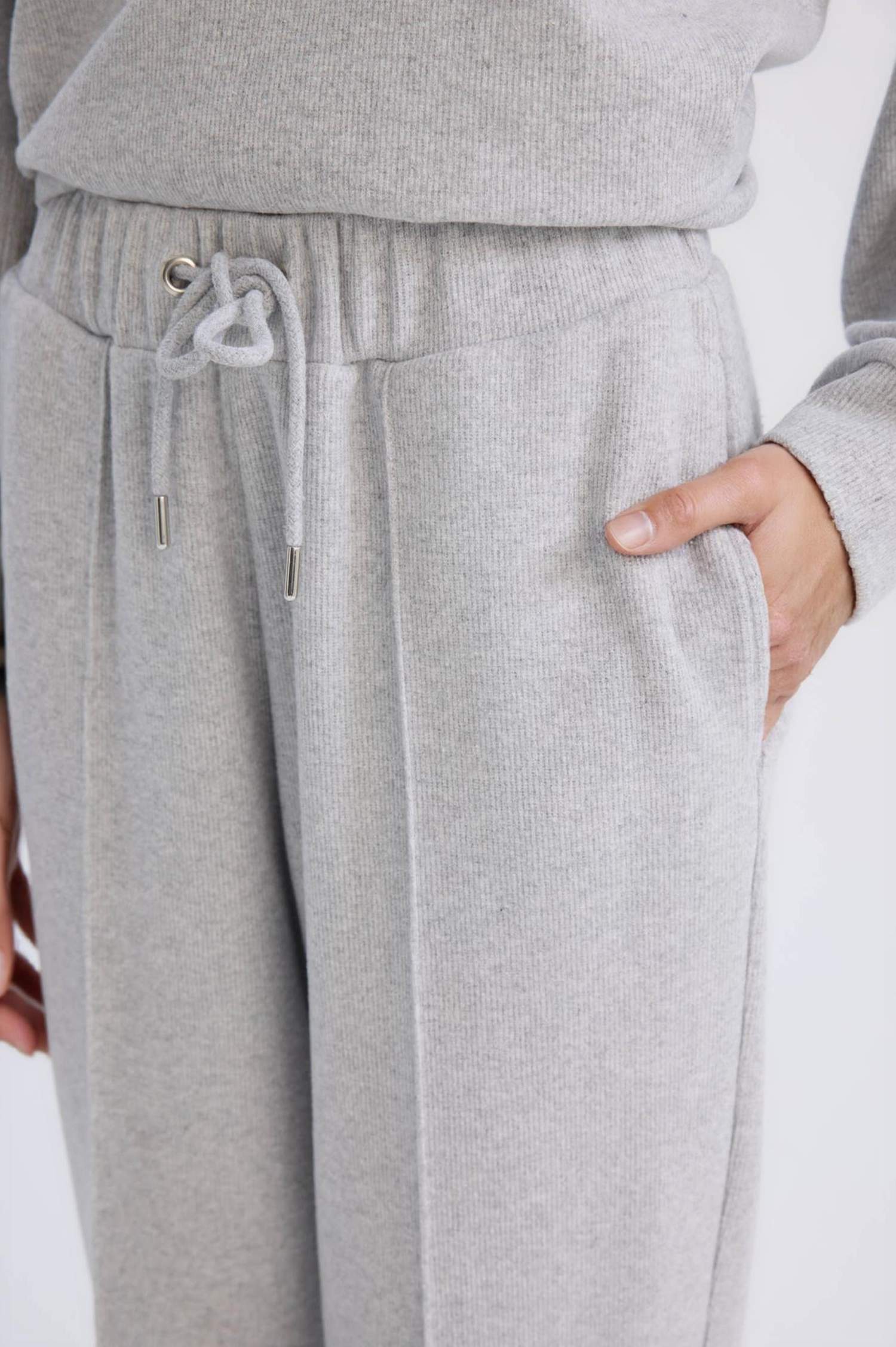 بنطلون بيزك قصة عادية بجيب وخصر مطاطي