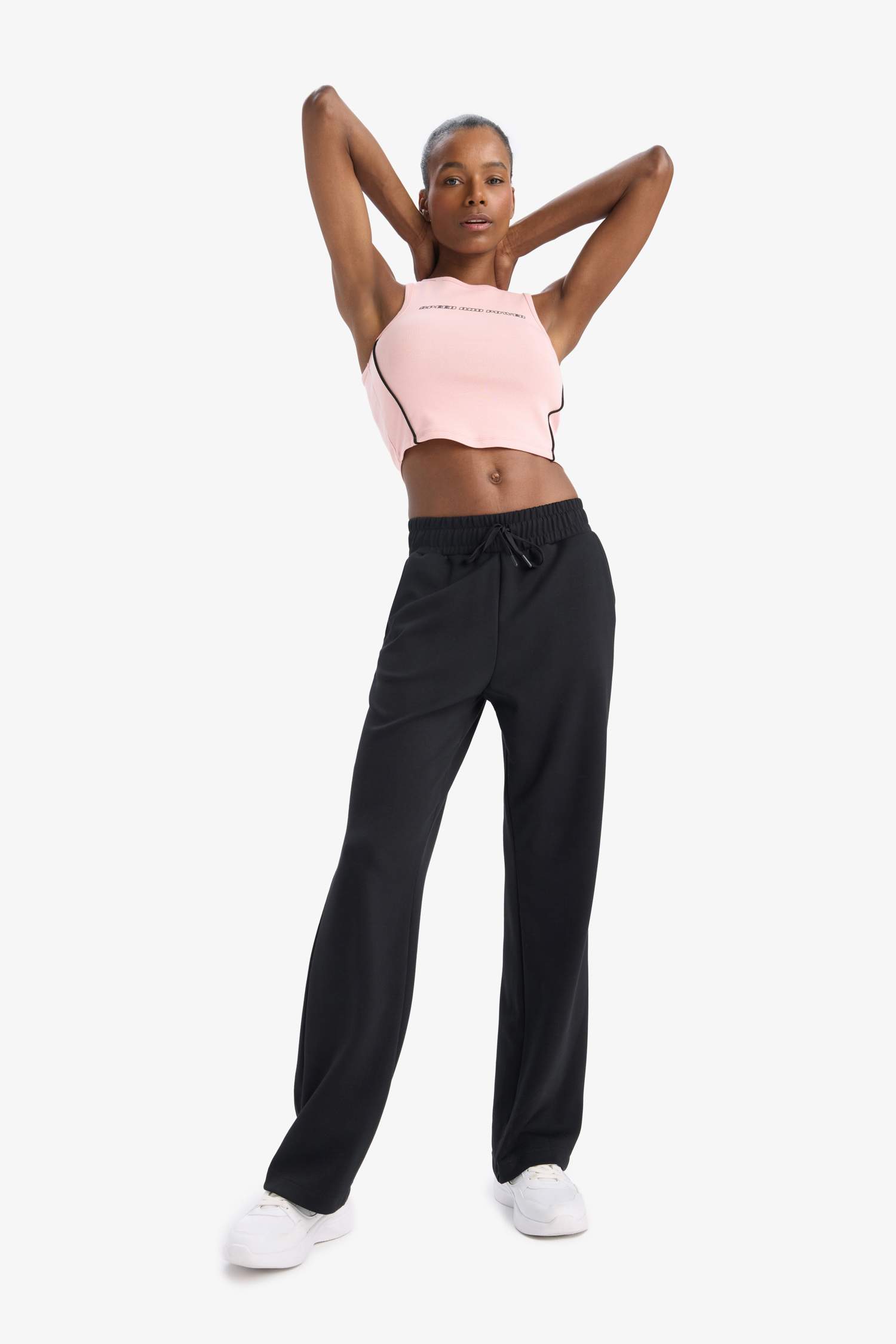 كروب توب رياضي مضلع برقبة مستديرة بطبعة شعار من DeFactoFit