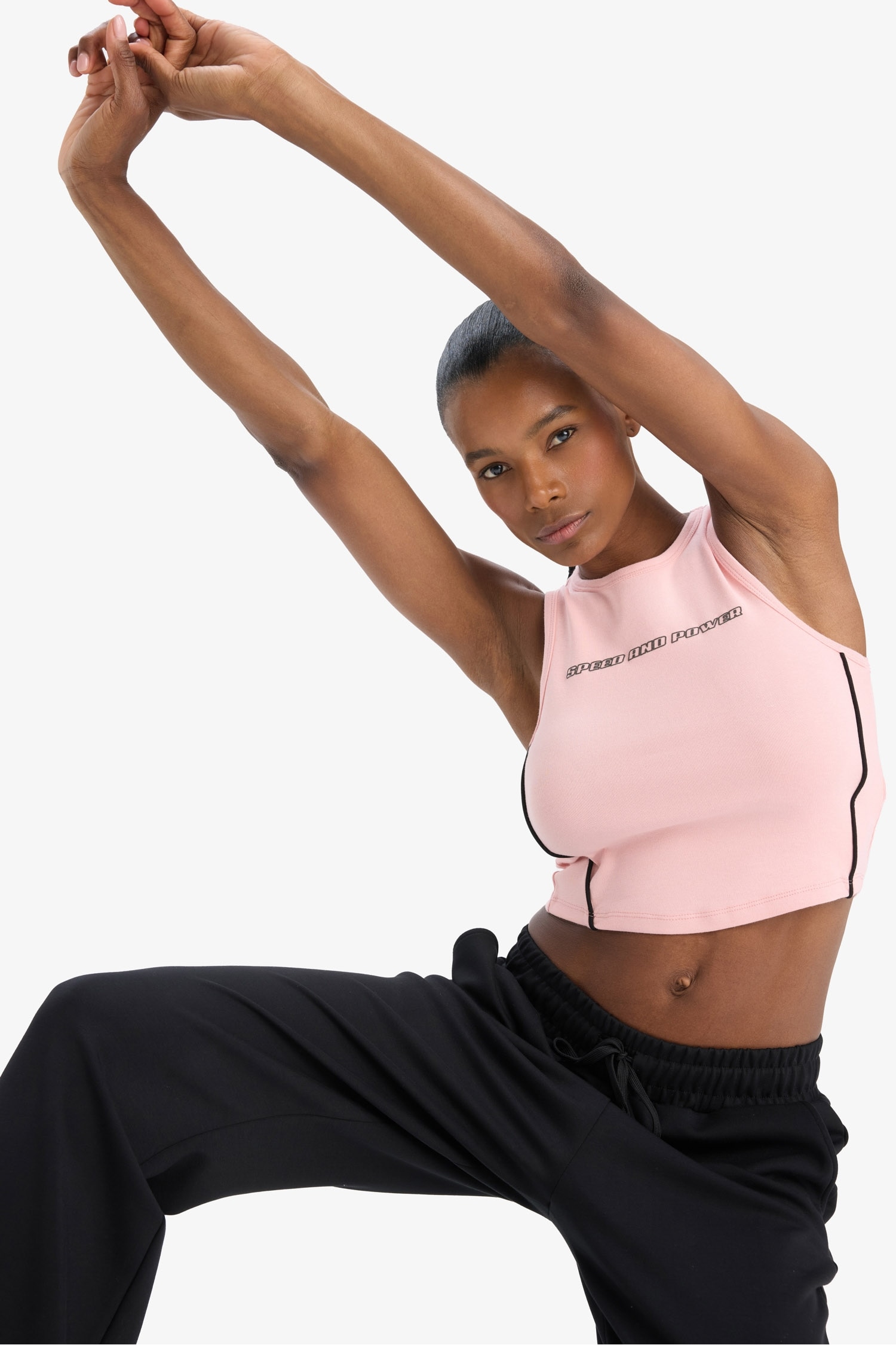 كروب توب رياضي مضلع برقبة مستديرة بطبعة شعار من DeFactoFit