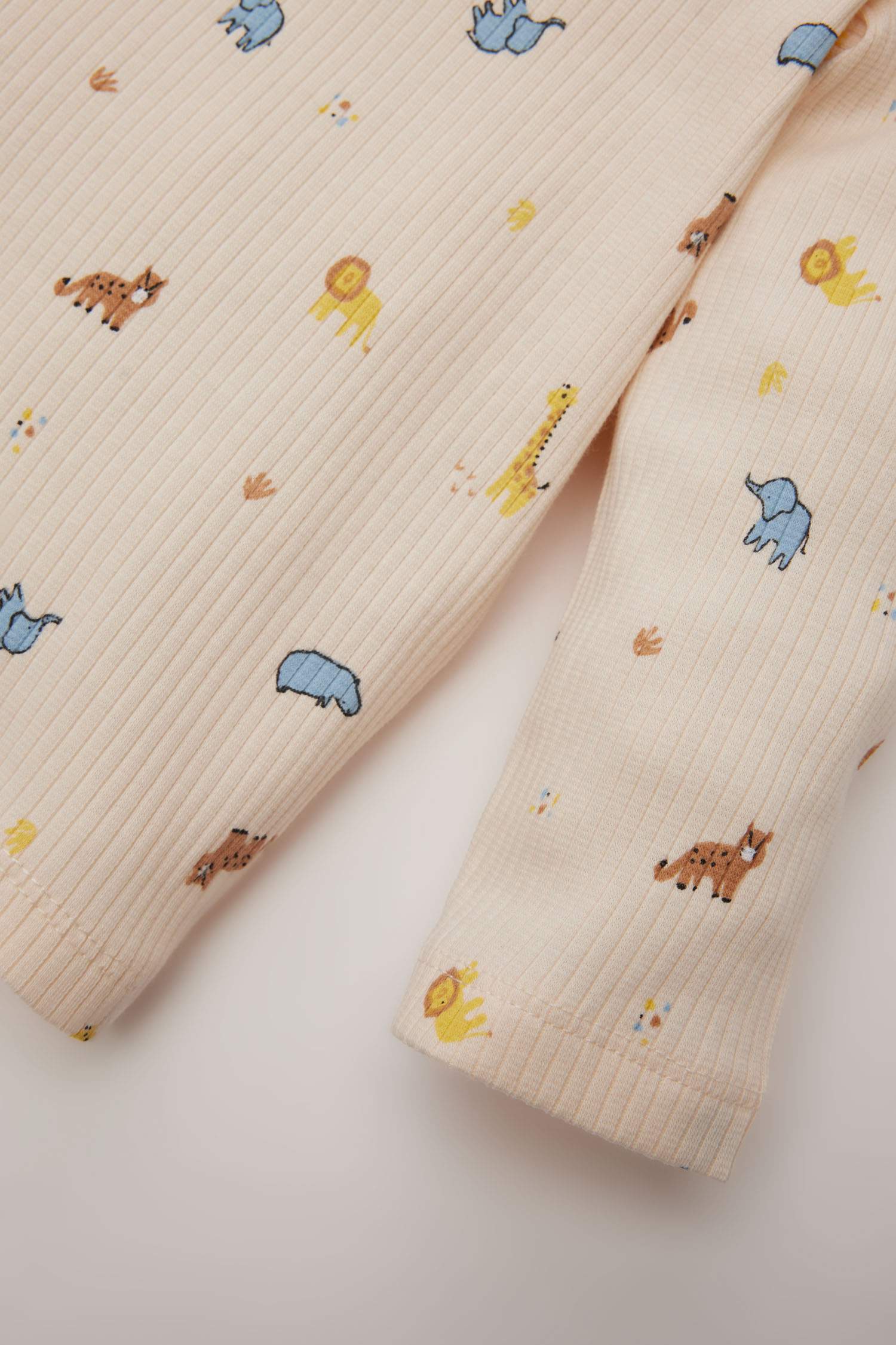 سيت بجامة ولادي مضلع بطبعة سفاري - قطعتين