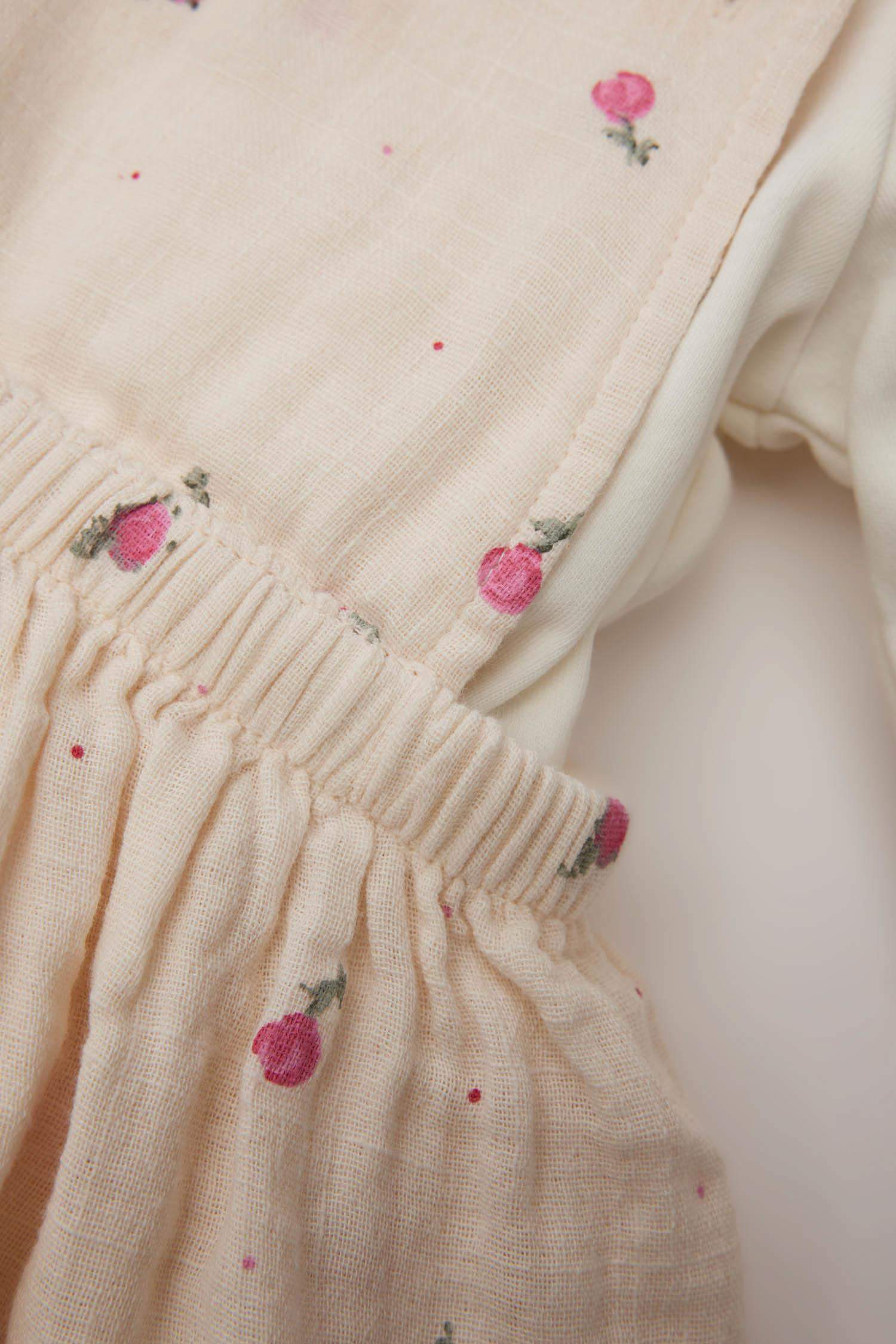 Kız Bebek 3'lü Takım Müslin Çiçekli Uzun Kollu Tişört Salopet Elbise Külotlu Çorap 