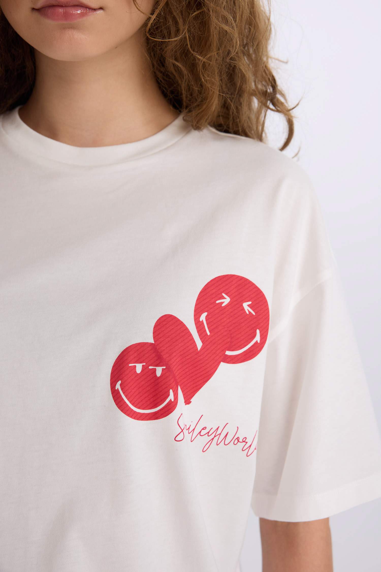 تيشيرت نص ردن اوفر سايز بياخة مستديرة وطبعة من الخلف من سمايلي