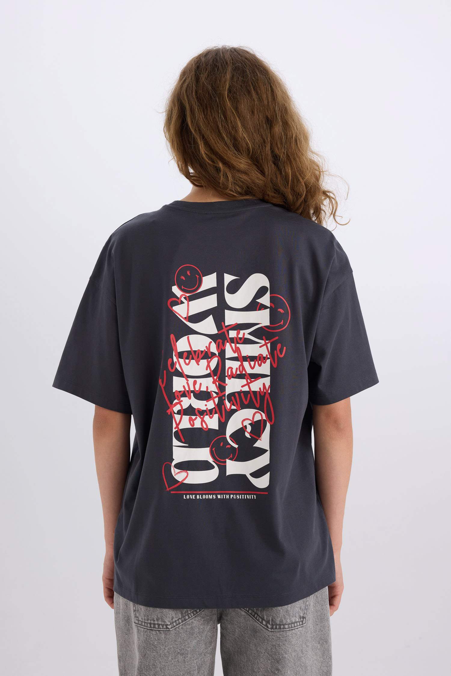 تي شيرت نص كم مطبوع اوفر سايز بياقة مستديرة من سمايلي