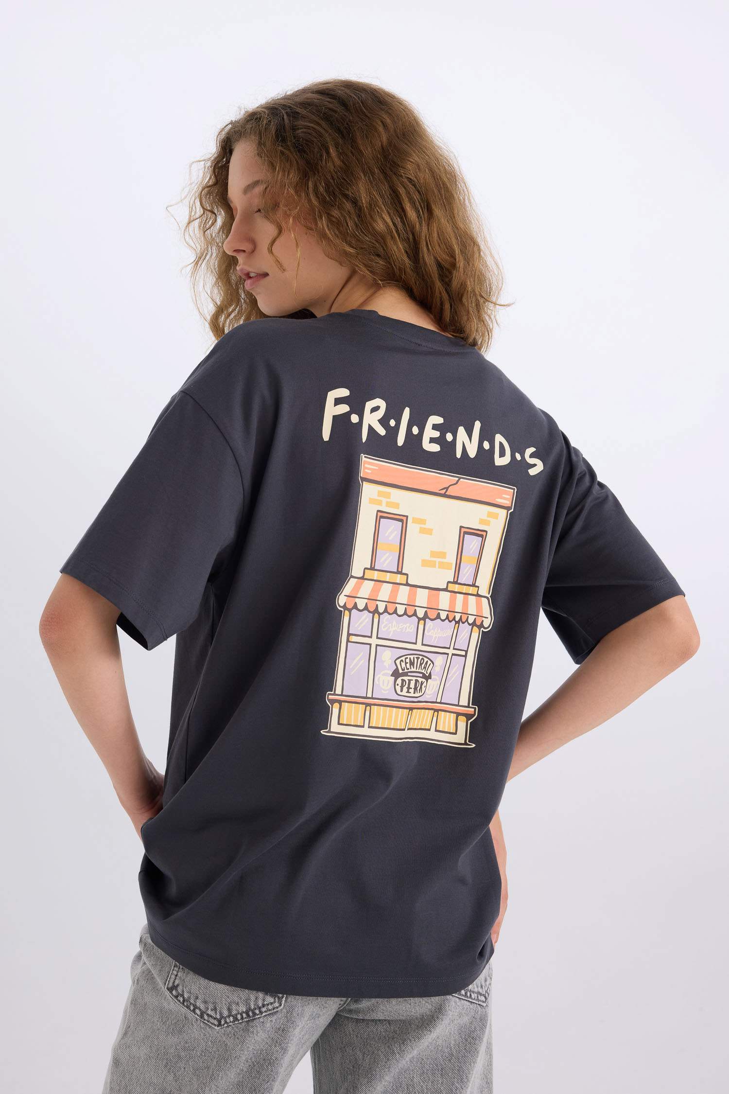 تيشيرت اوفر سايز بياخة مستديرة بطبعة خلف من فرندز