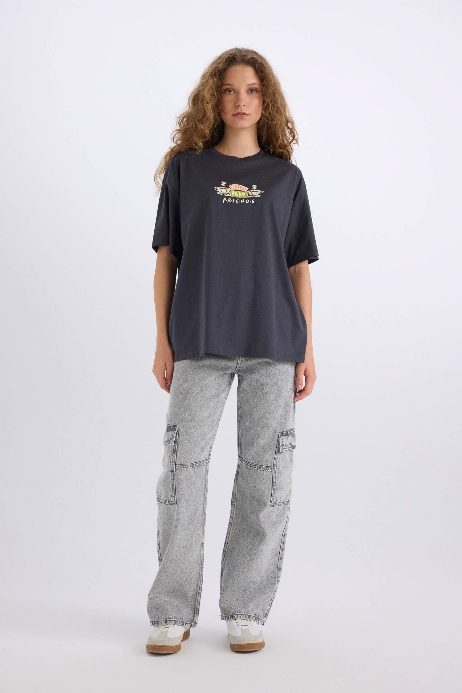 تيشيرت اوفر سايز بياخة مستديرة بطبعة خلف من فرندز