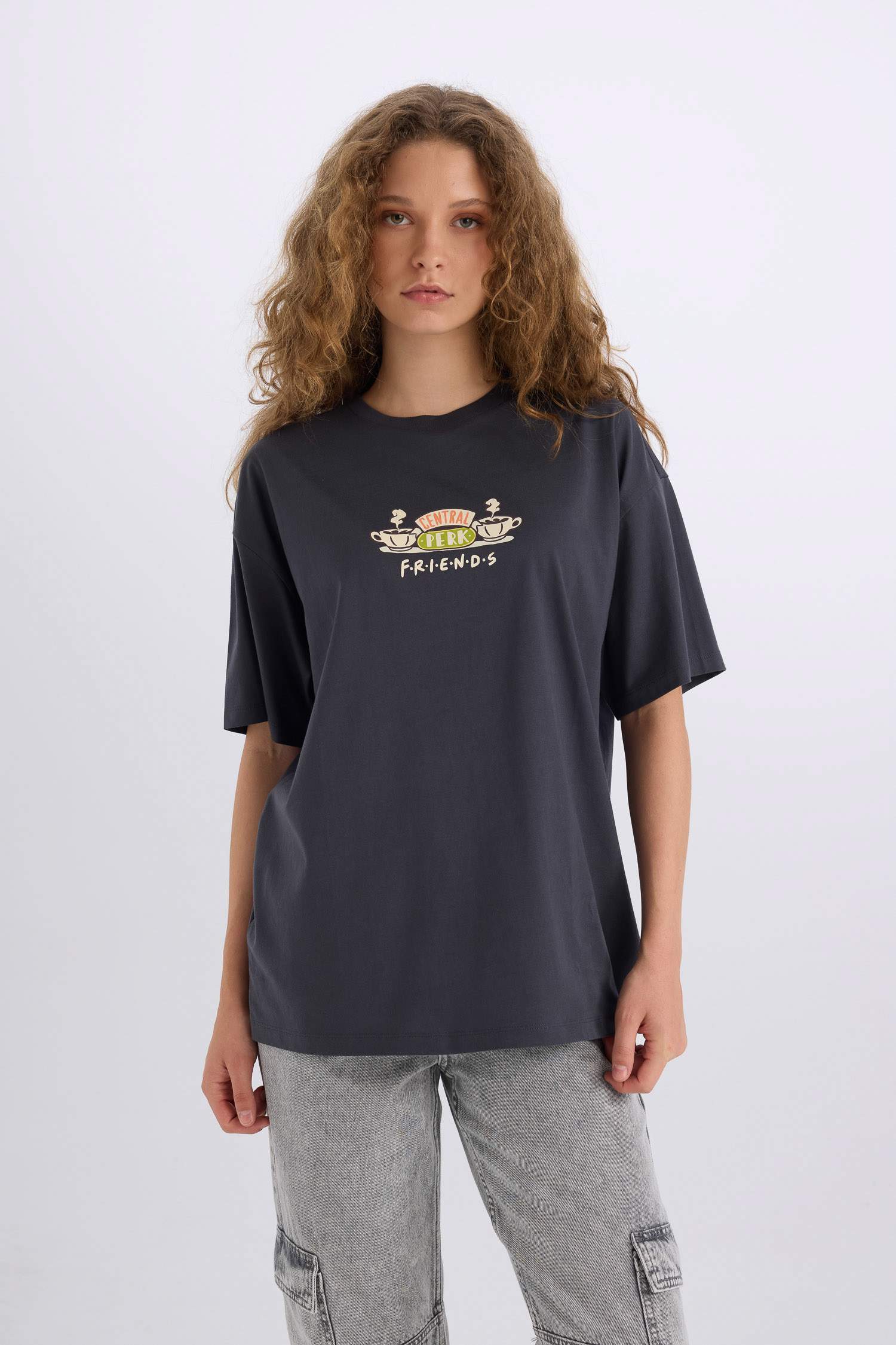 تيشيرت اوفر سايز بياخة مستديرة بطبعة خلف من فرندز