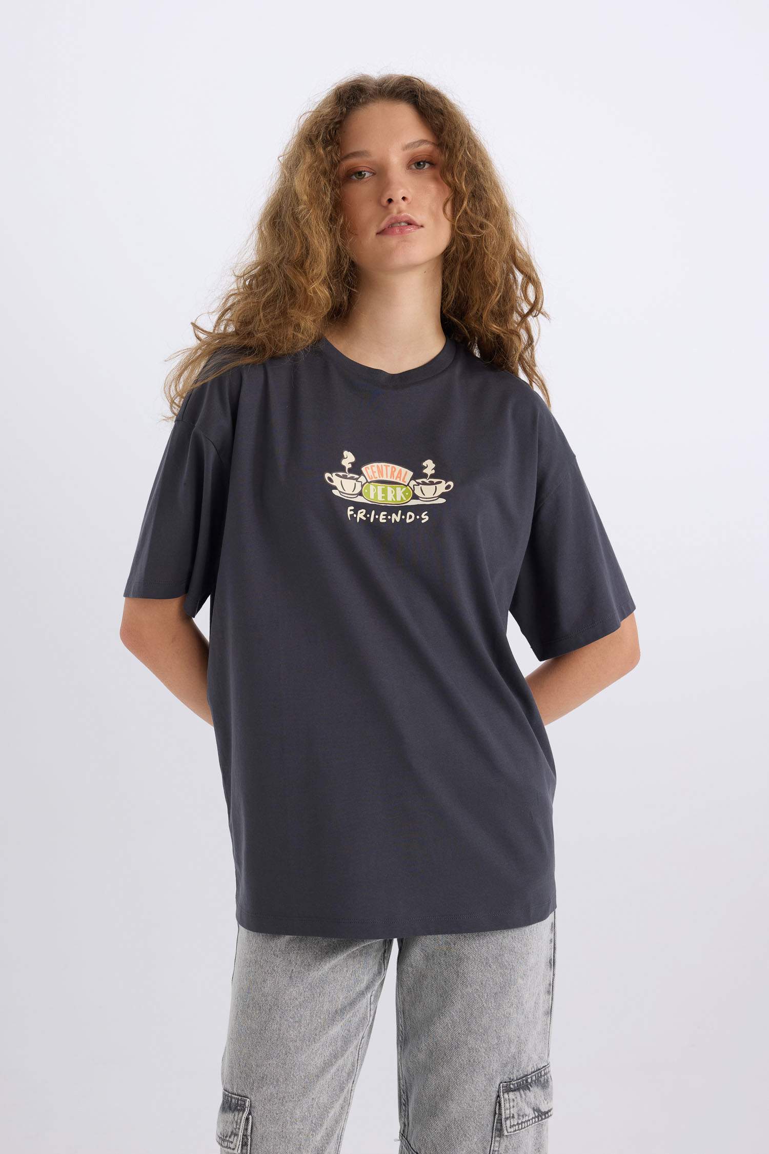 تيشيرت اوفر سايز بياخة مستديرة بطبعة خلف من فرندز