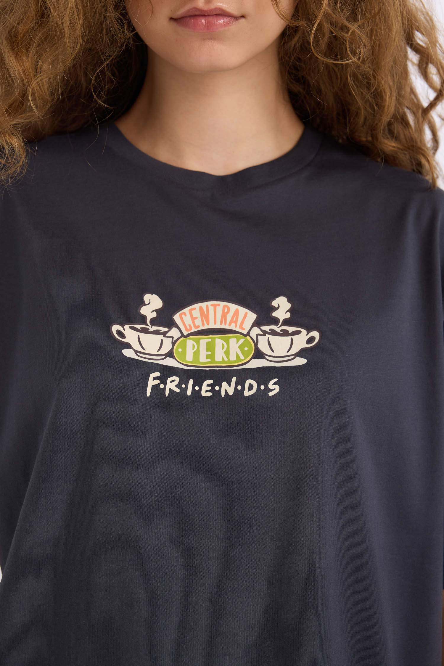 تيشيرت اوفر سايز بياخة مستديرة بطبعة خلف من فرندز