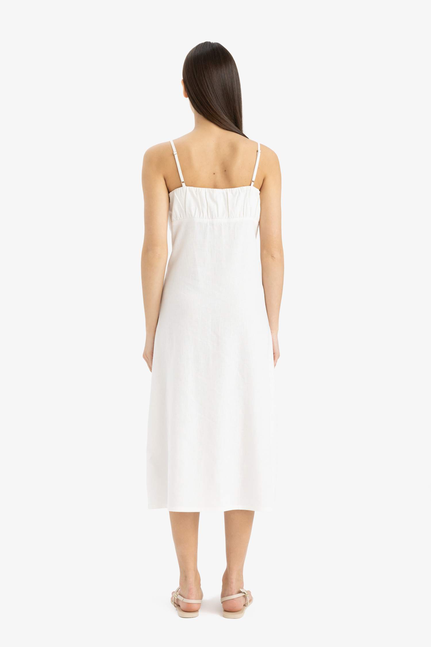 فستان ابيض ميدي بحمالات وياقة مربعة من مزيج الكتان