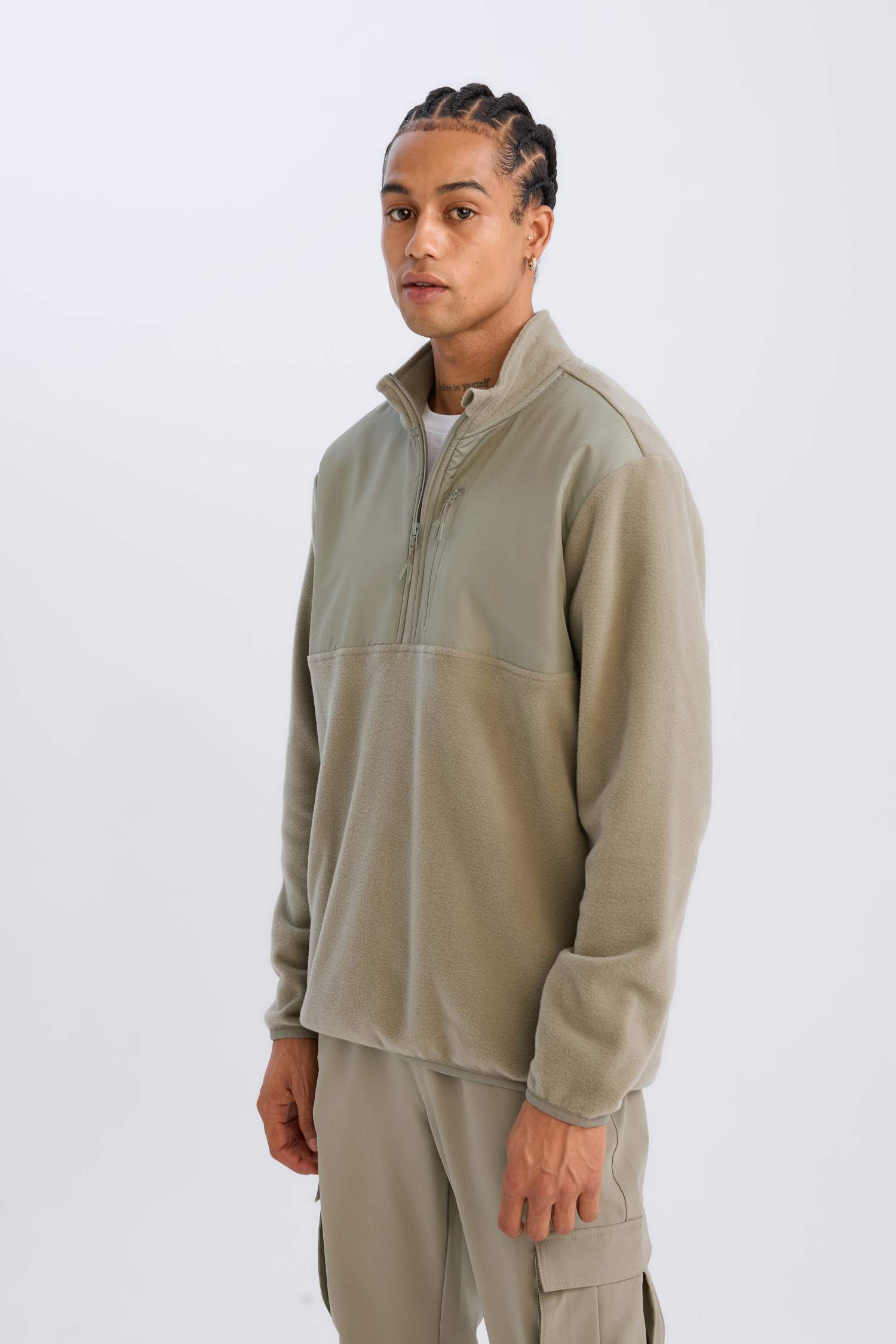 سويت شيرت رياضي قصة عادية من DeFactoFit