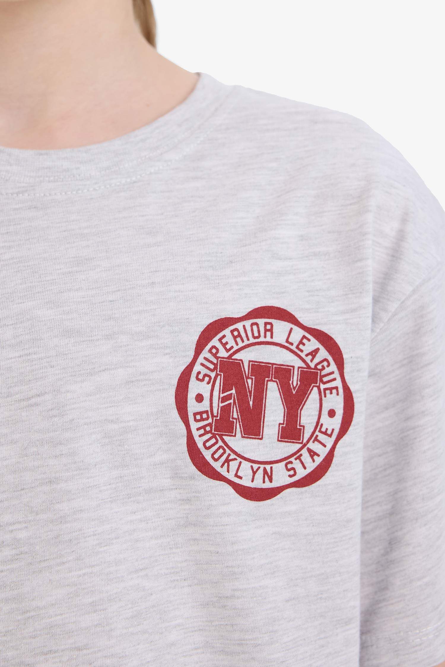 تيشيرت نص كم مطبوع قصة عادية برقبة مستديرة