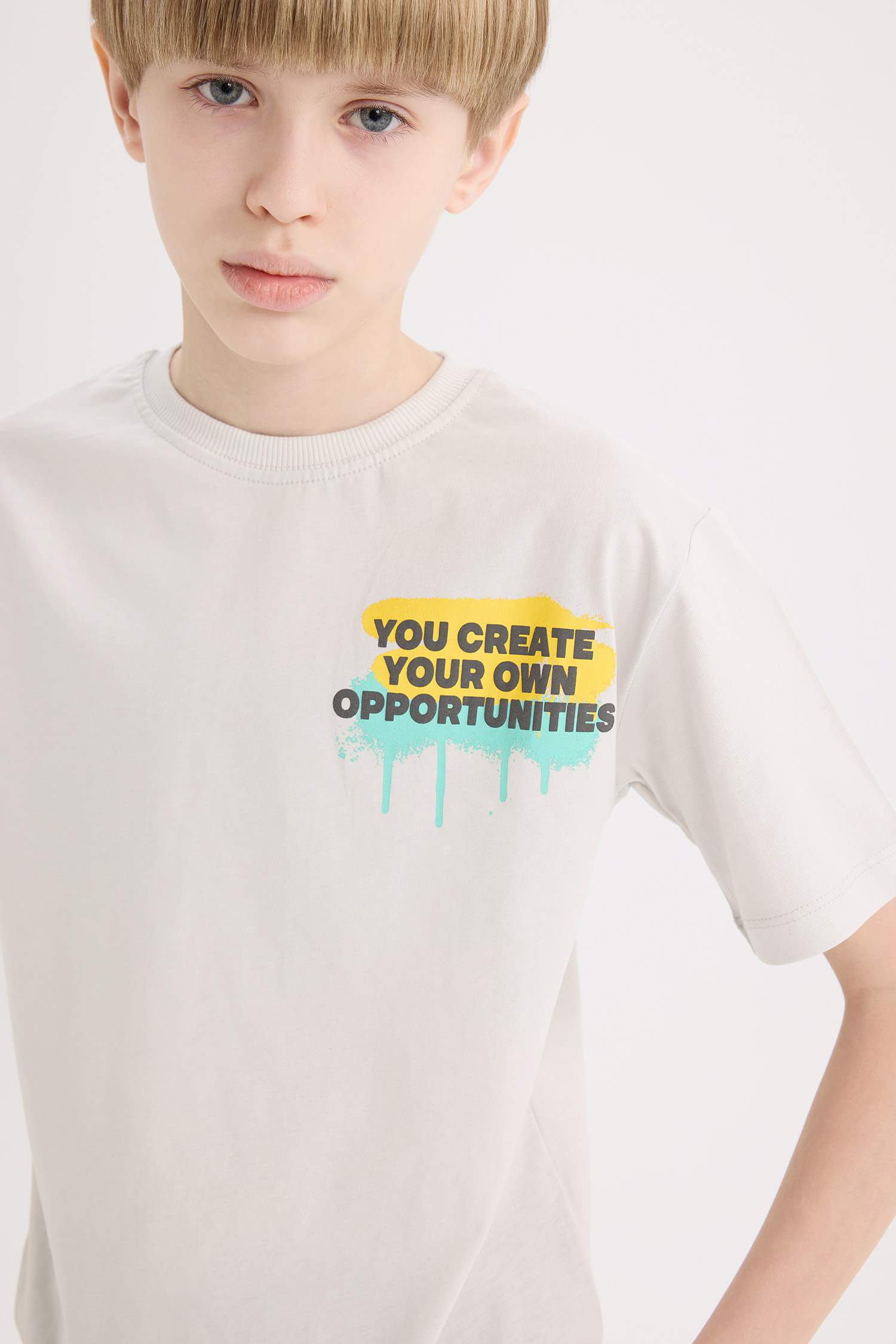 تيشيرت نص ردن مطبوع قصة عادية بياخة مستديرة