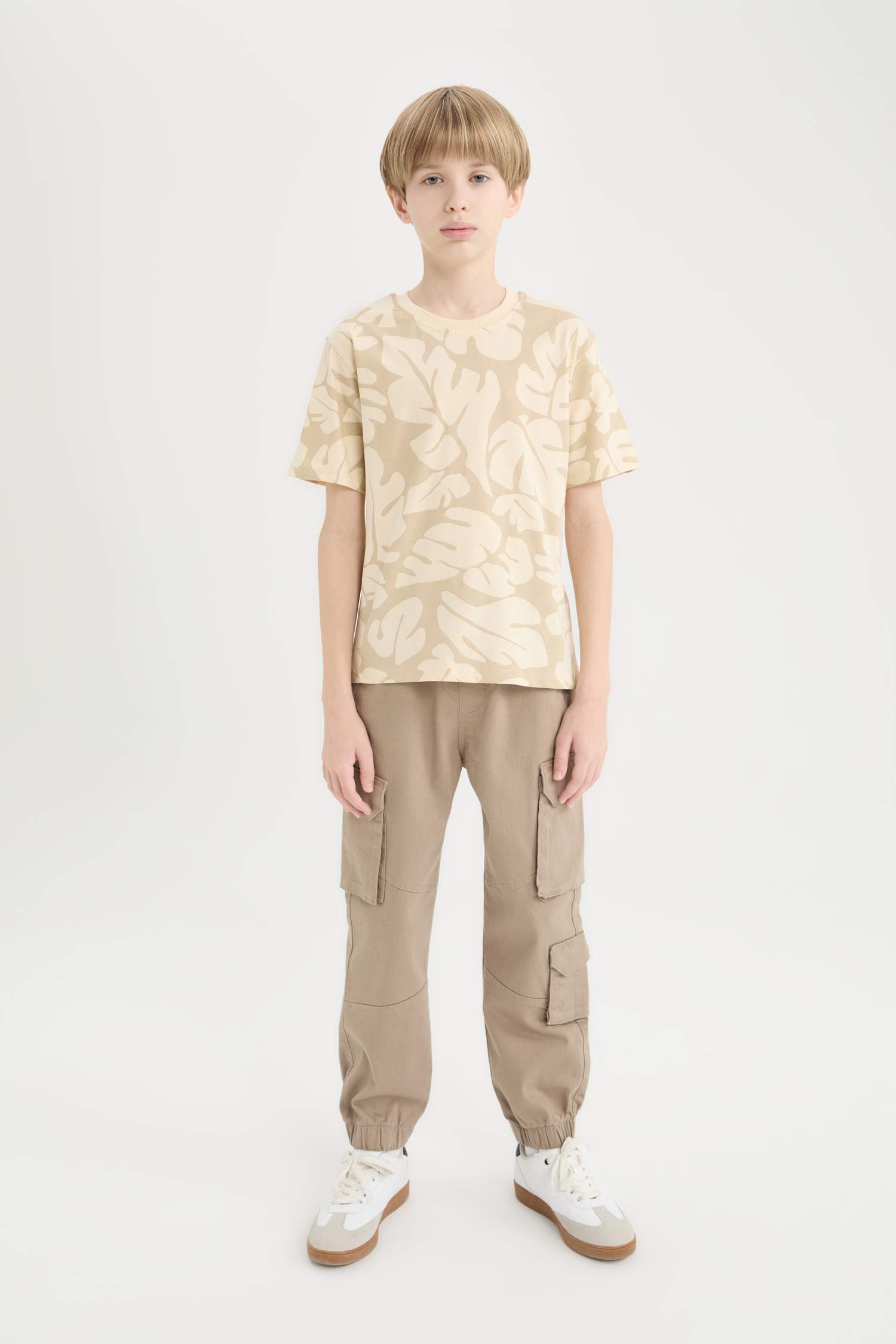 Ұлдарға дөңгелек жаға басып шығарылған қысқа жеңді Қысқа жеңді футболка