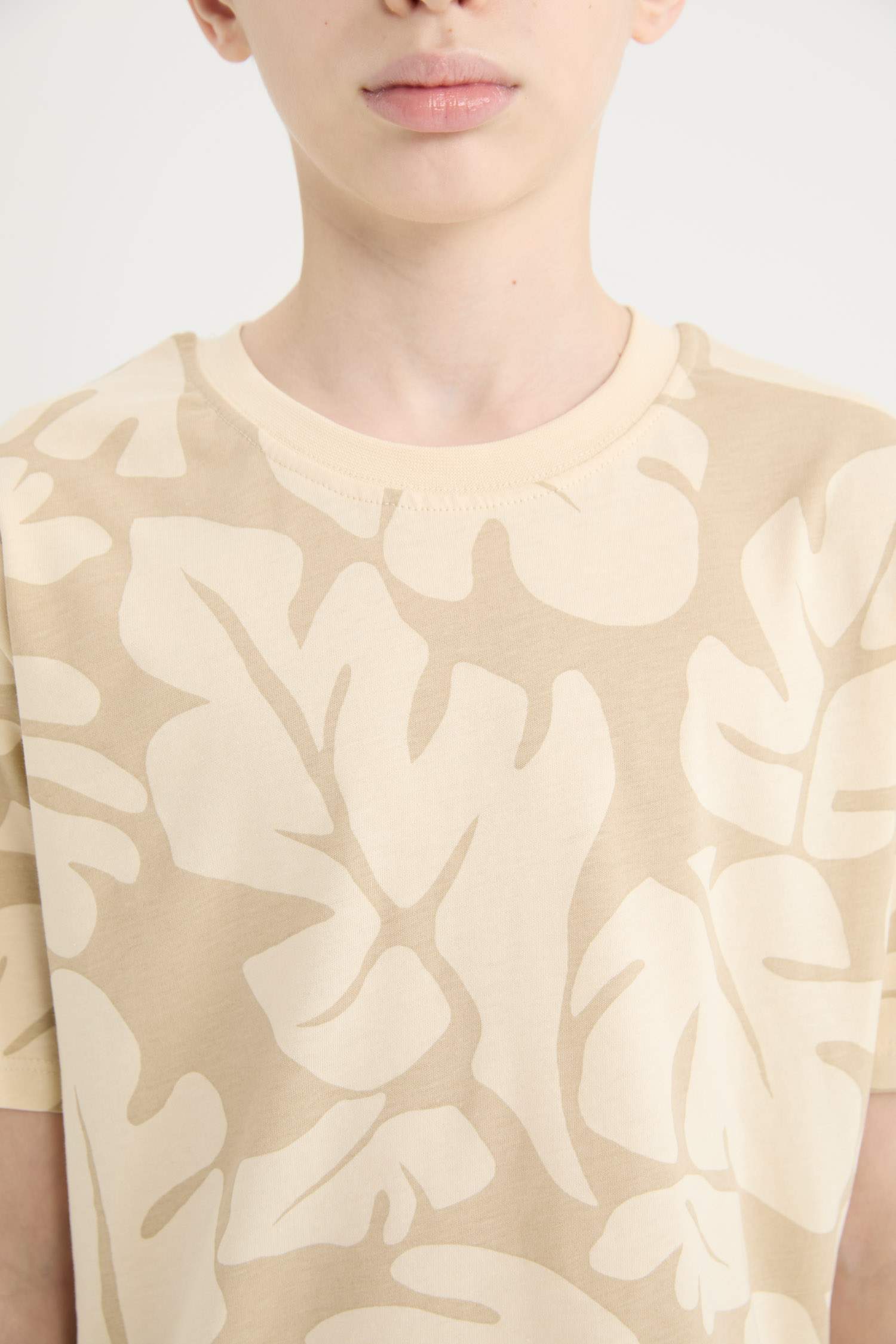 Ұлдарға дөңгелек жаға басып шығарылған қысқа жеңді Қысқа жеңді футболка