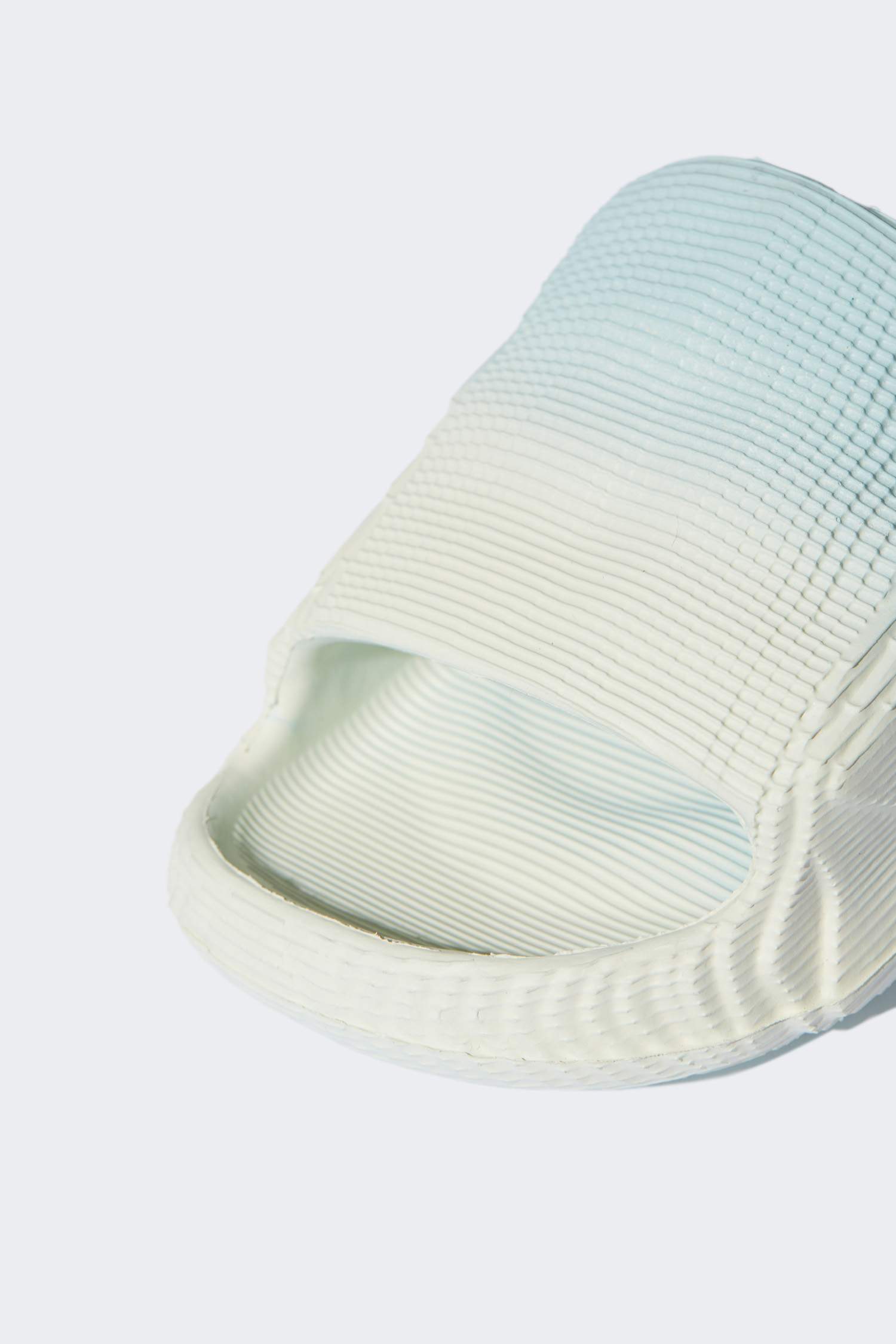 شبشب نسائي إيفا بكعب مسطح بشريط مزدوج