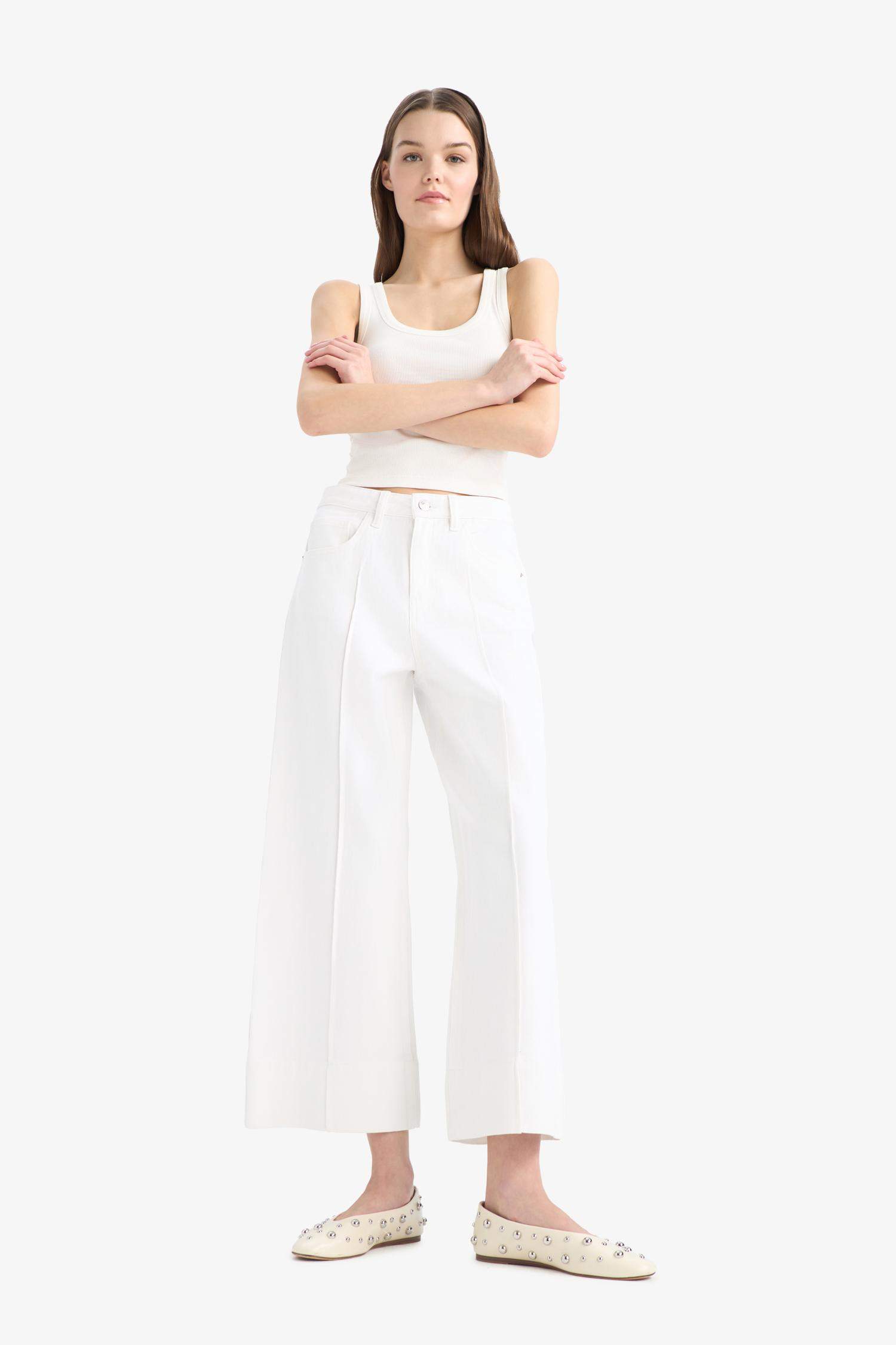 سروال جينز أبيض واسع بخصر عالي