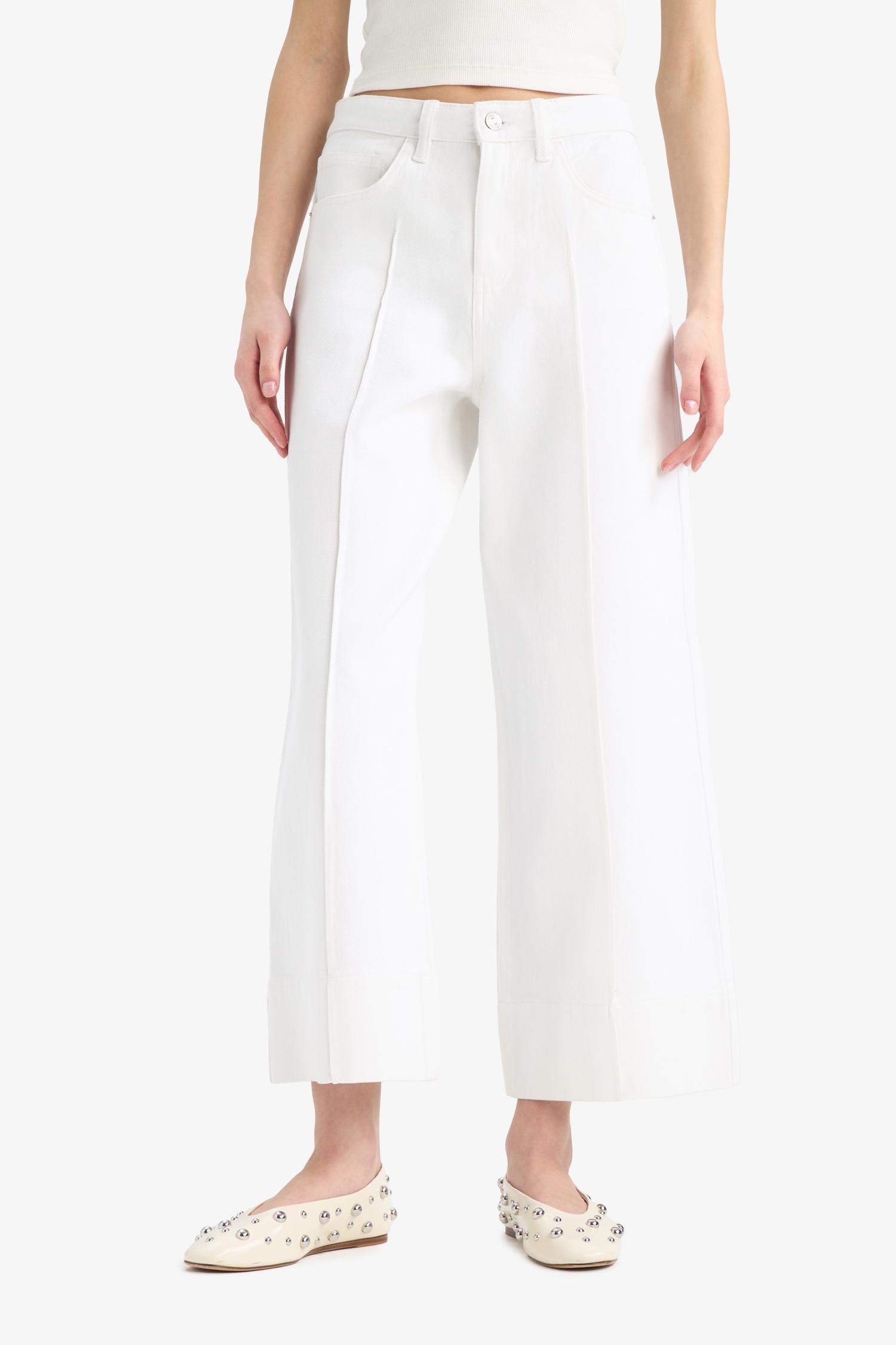 سروال جينز أبيض واسع بخصر عالي