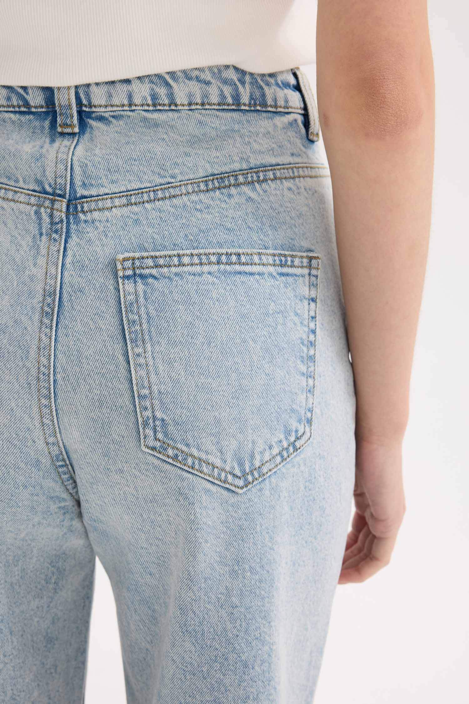 Джинсы в стиле 90-х с высокой талией и эффектом варки