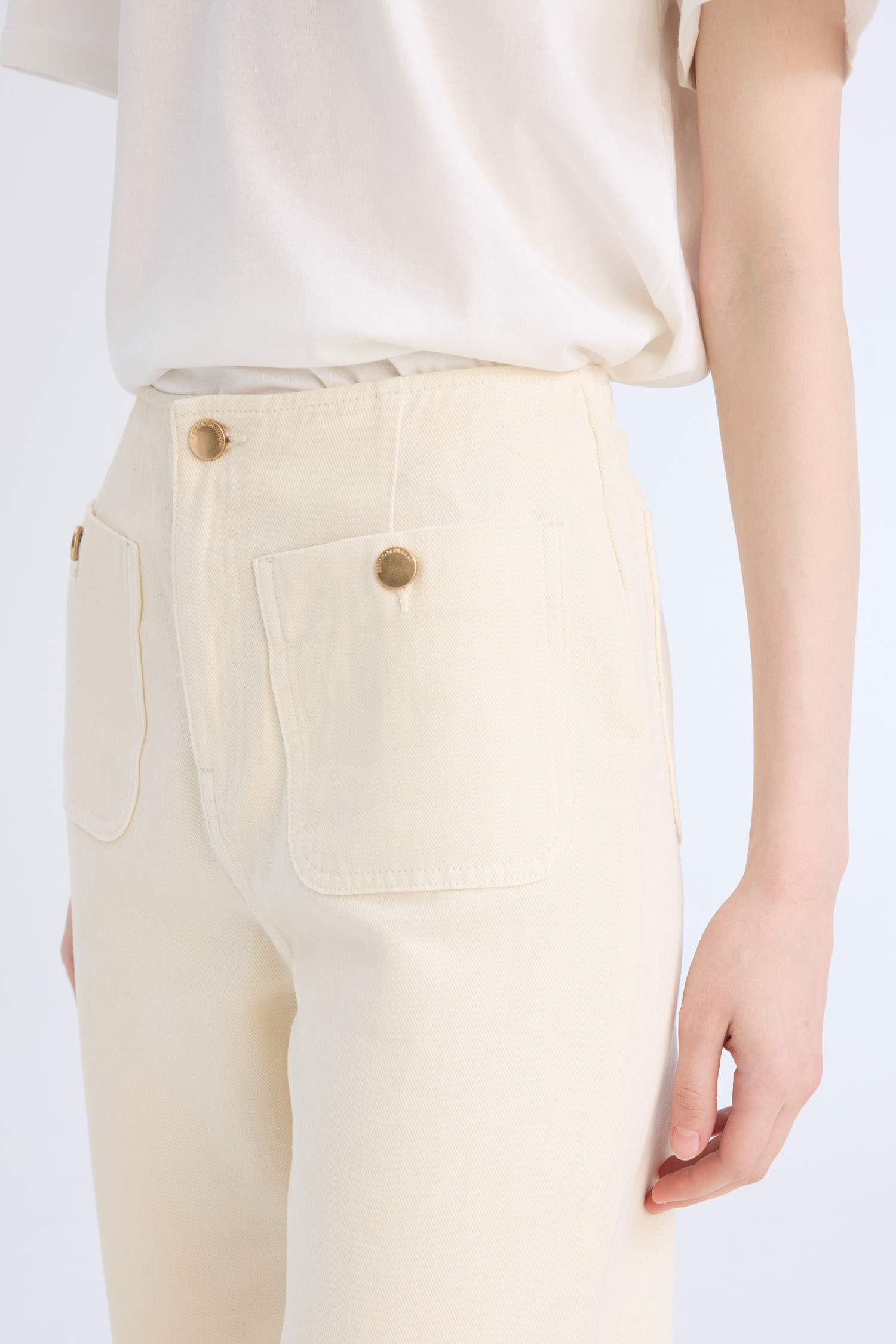 Джинсы в стиле 90-х с высокой талией