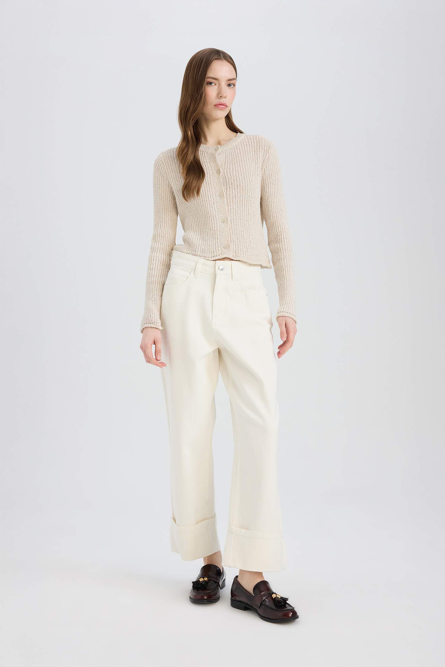 Джинсы удлиненные с высокой посадкой и отворотами