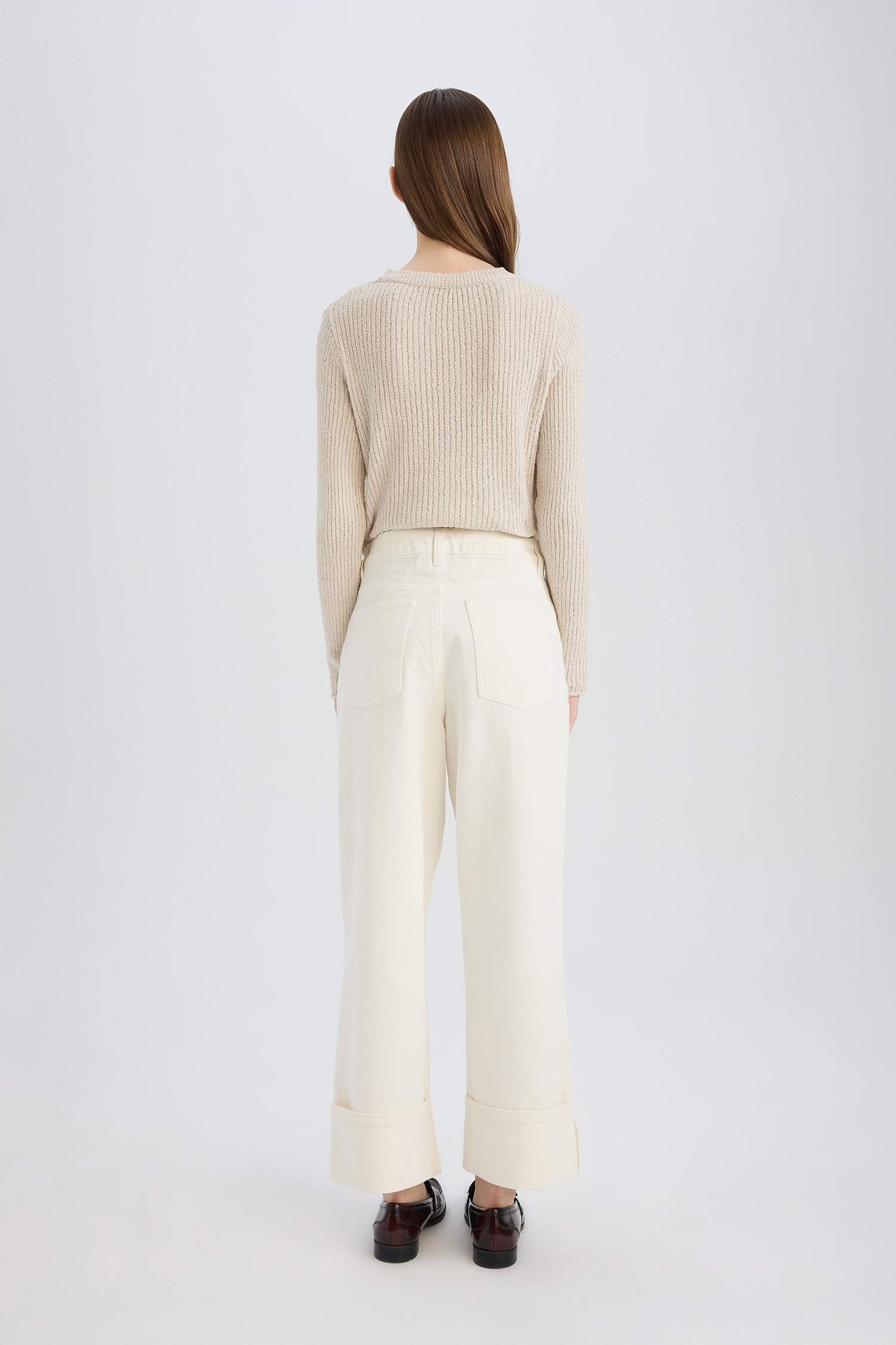 Джинсы удлиненные с высокой посадкой и отворотами