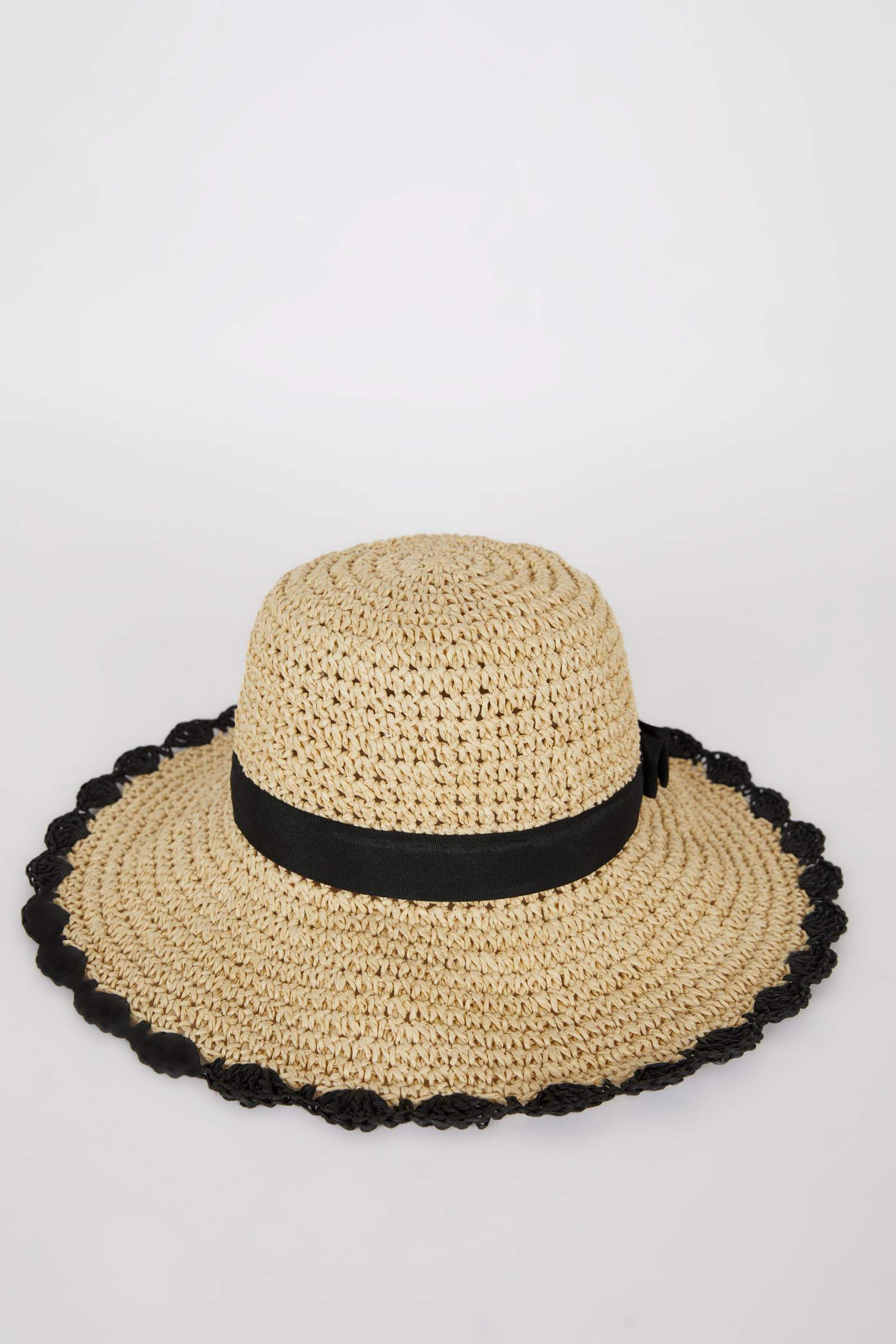 Соломенная шляпа для женщин