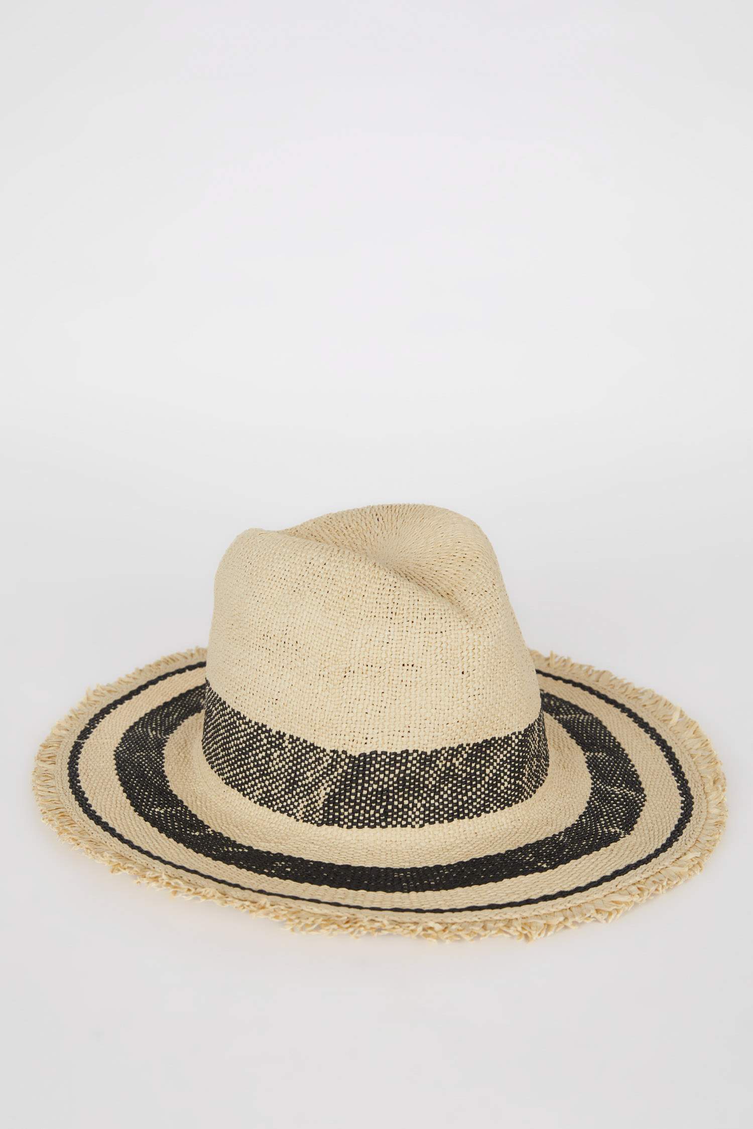 Женская соломенная шляпка