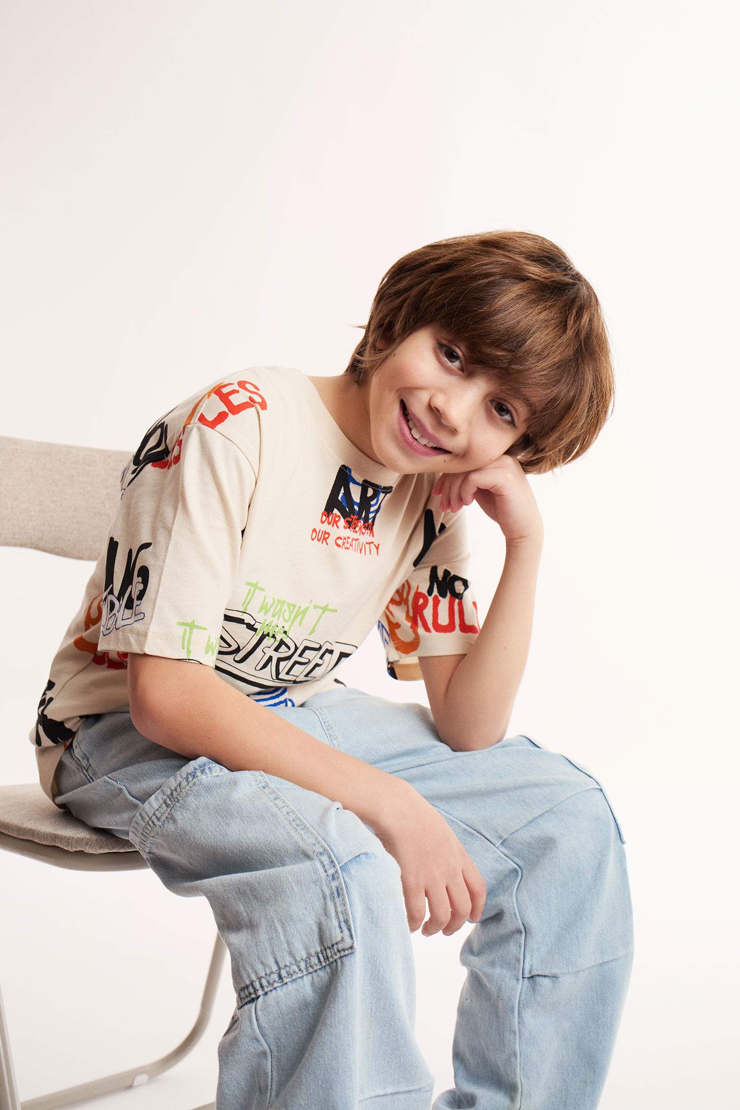 Ұлдарға дөңгелек жаға басып шығарылған қысқа жеңді Қысқа жеңді футболка