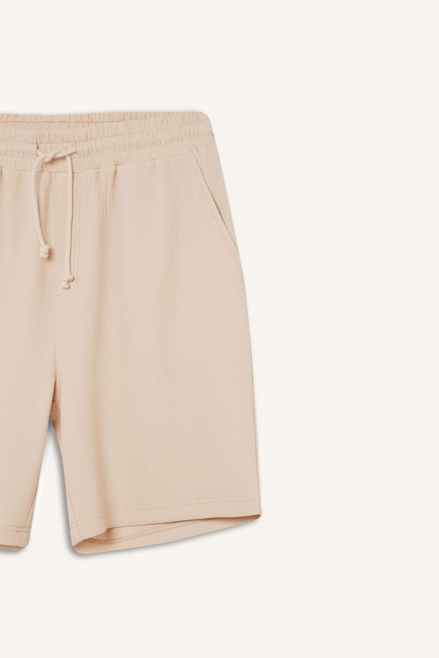 Short droit à coupe régulière