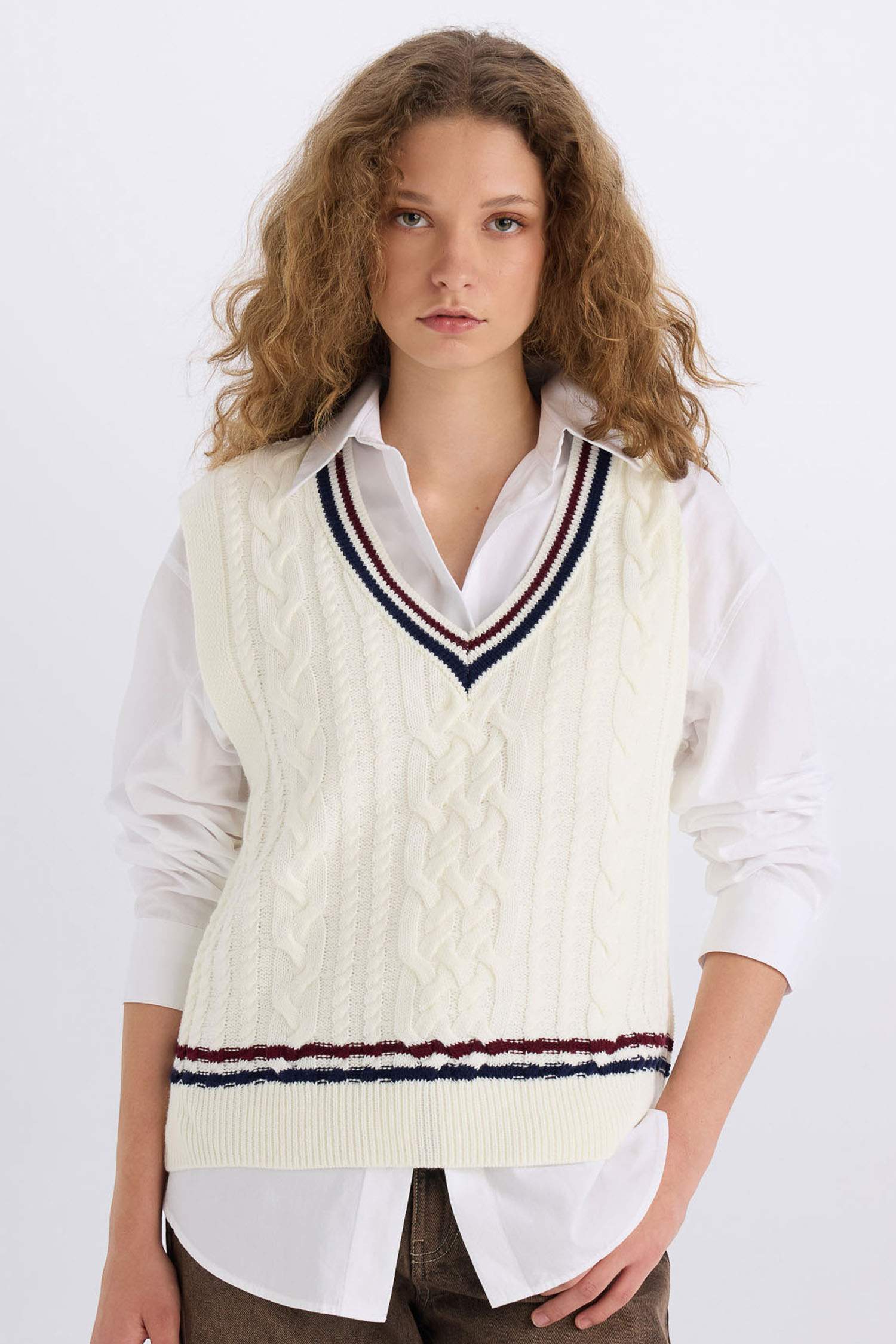 Regular Fit V Yaka Saç Örgü Desenli Triko Süveter